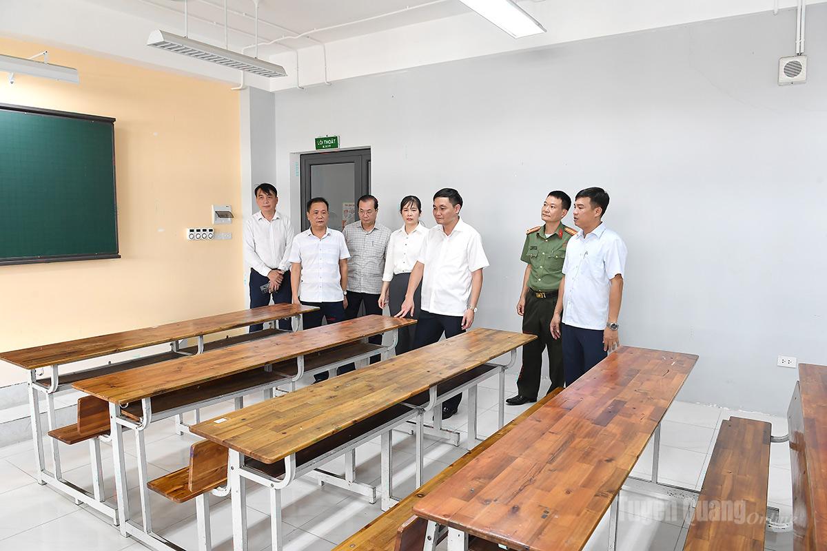 Giám thị lần 1 không được trông thi lại tốt nghiệp Trường chuyên Tuyên Quang- Ảnh 1.