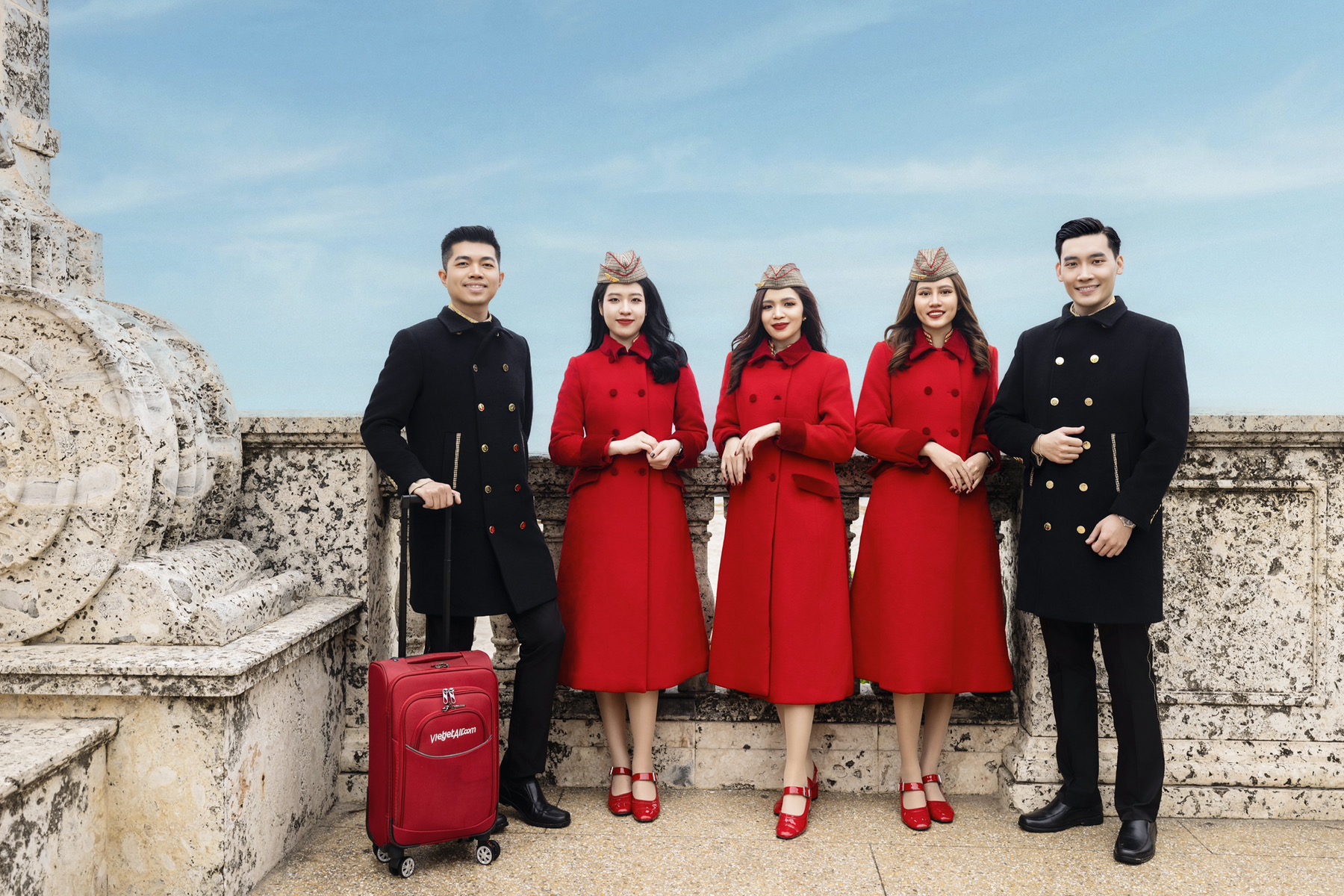 Sắc đỏ Vietjet được bình chọn ‘Đồng phục tiếp viên hàng không đẹp nhất thế giới’- Ảnh 7.