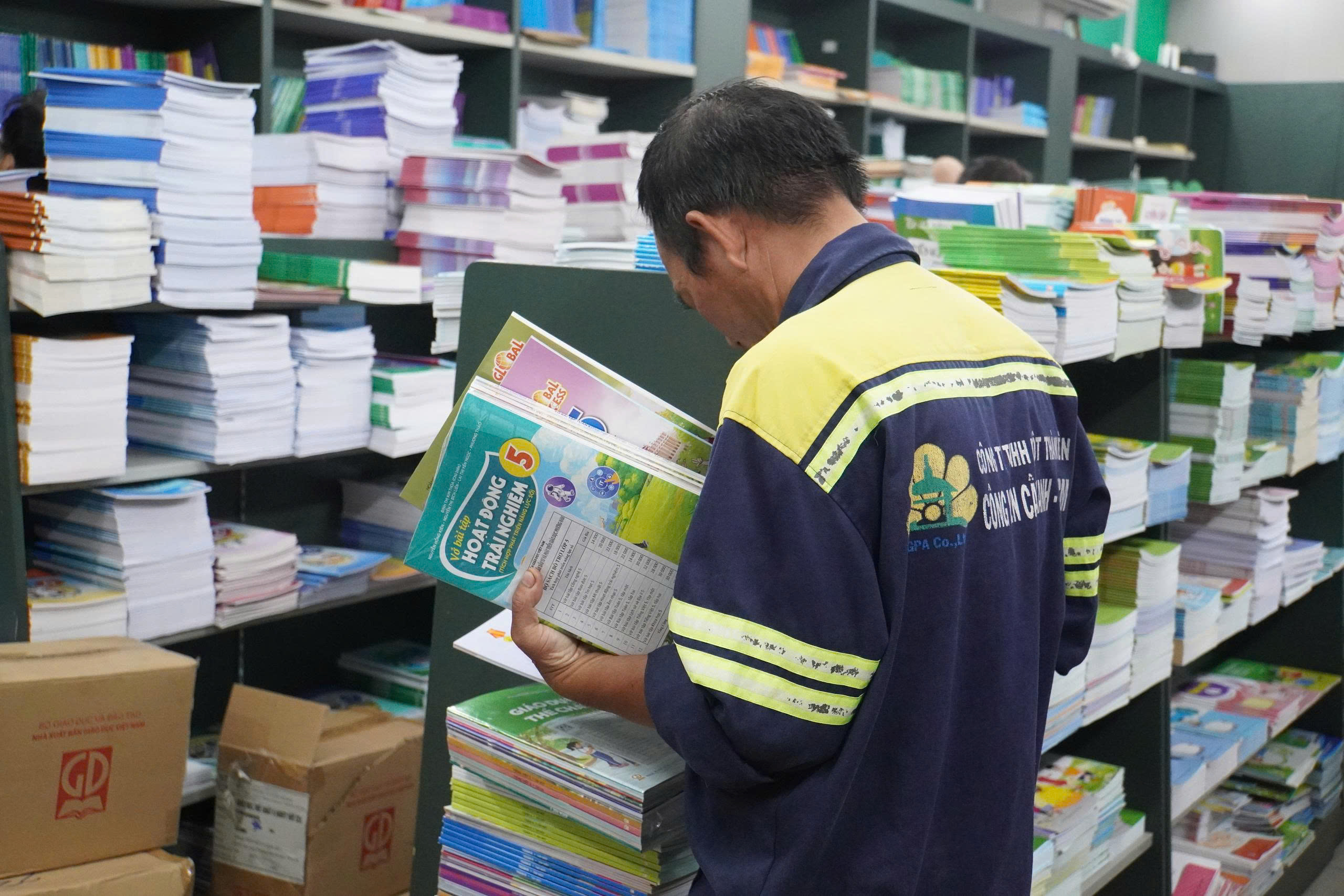 13 địa phương miễn phí sách giáo khoa, phụ huynh vẫn muốn mua sách thì tới đâu? - Ảnh 1.