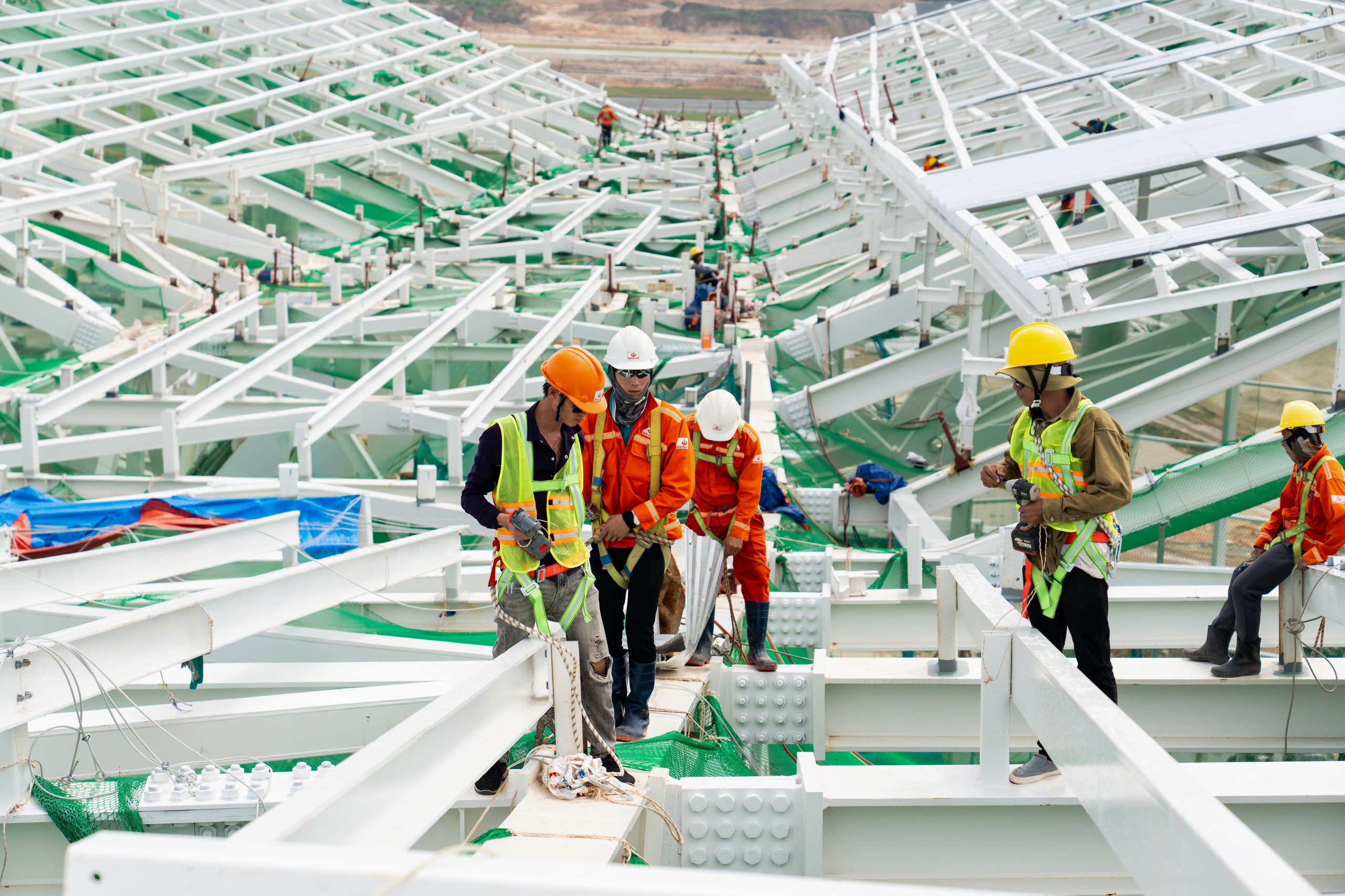 Đại công trường sân bay Phú Quốc: 5 tháng dựng 'cánh Phượng hoàng lửa' - Ảnh 3.