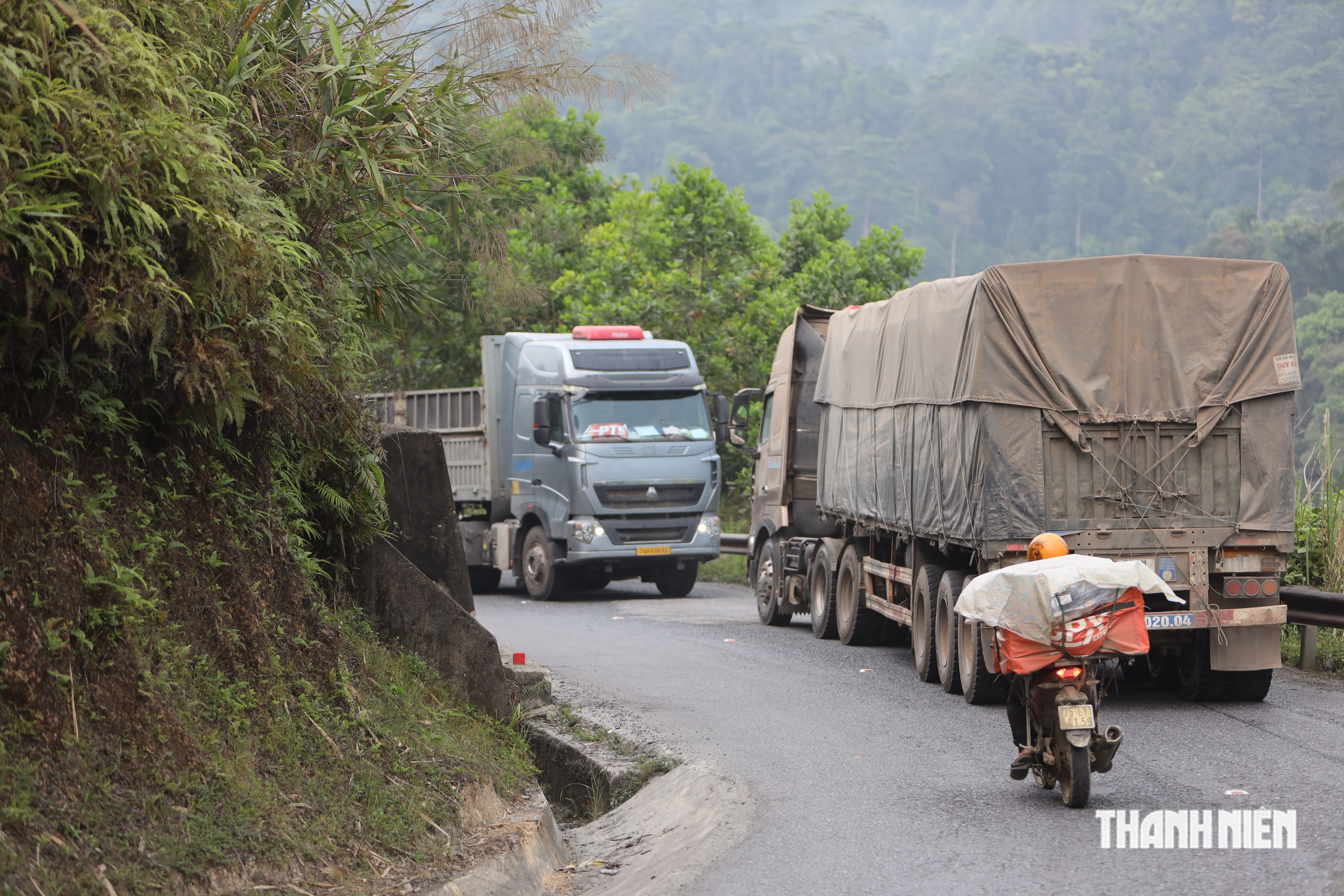 Xe than phải di chuyển theo đoàn, đúng khung giờ quy định trên Quốc lộ 49- Ảnh 2.