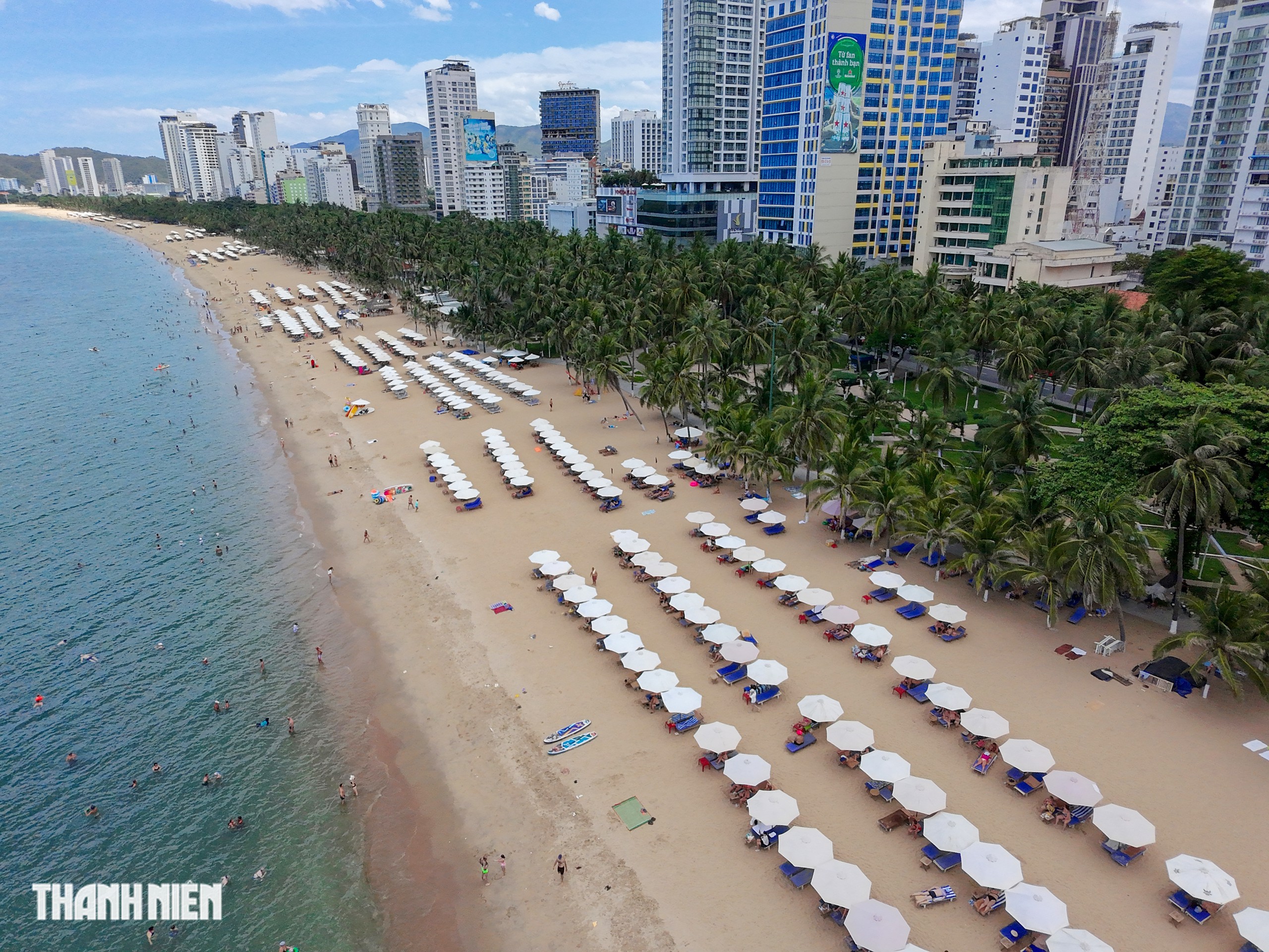 Nha Trang tạm dừng dịch vụ trên bãi biển sau 18 giờ - Ảnh 1.