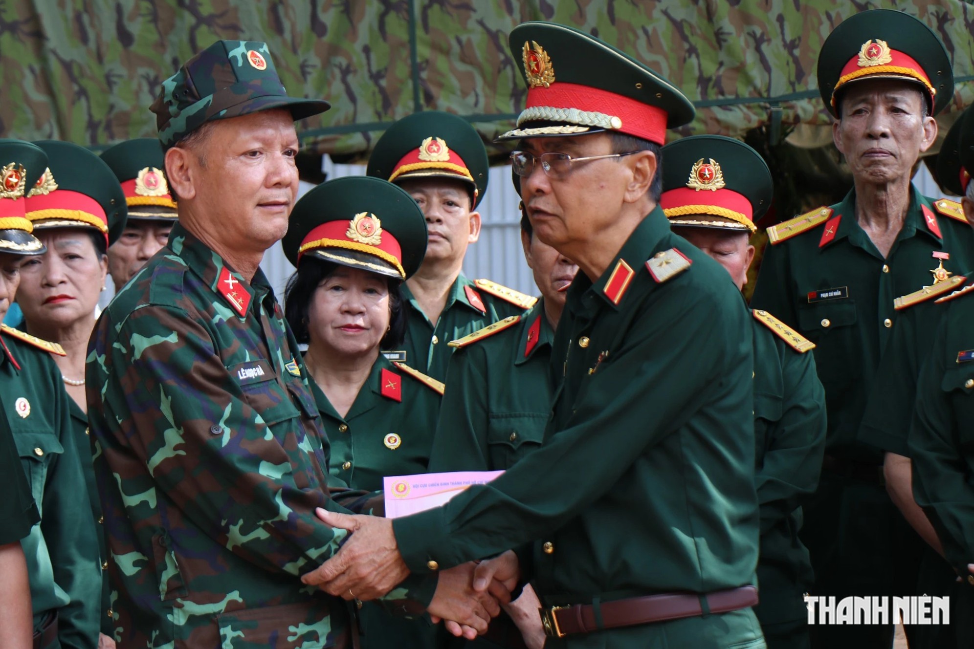 Hội Cựu chiến binh TP.HCM dâng hương, tưởng nhớ đồng đội tại công viên Lê Thị Riêng - Ảnh 4.
