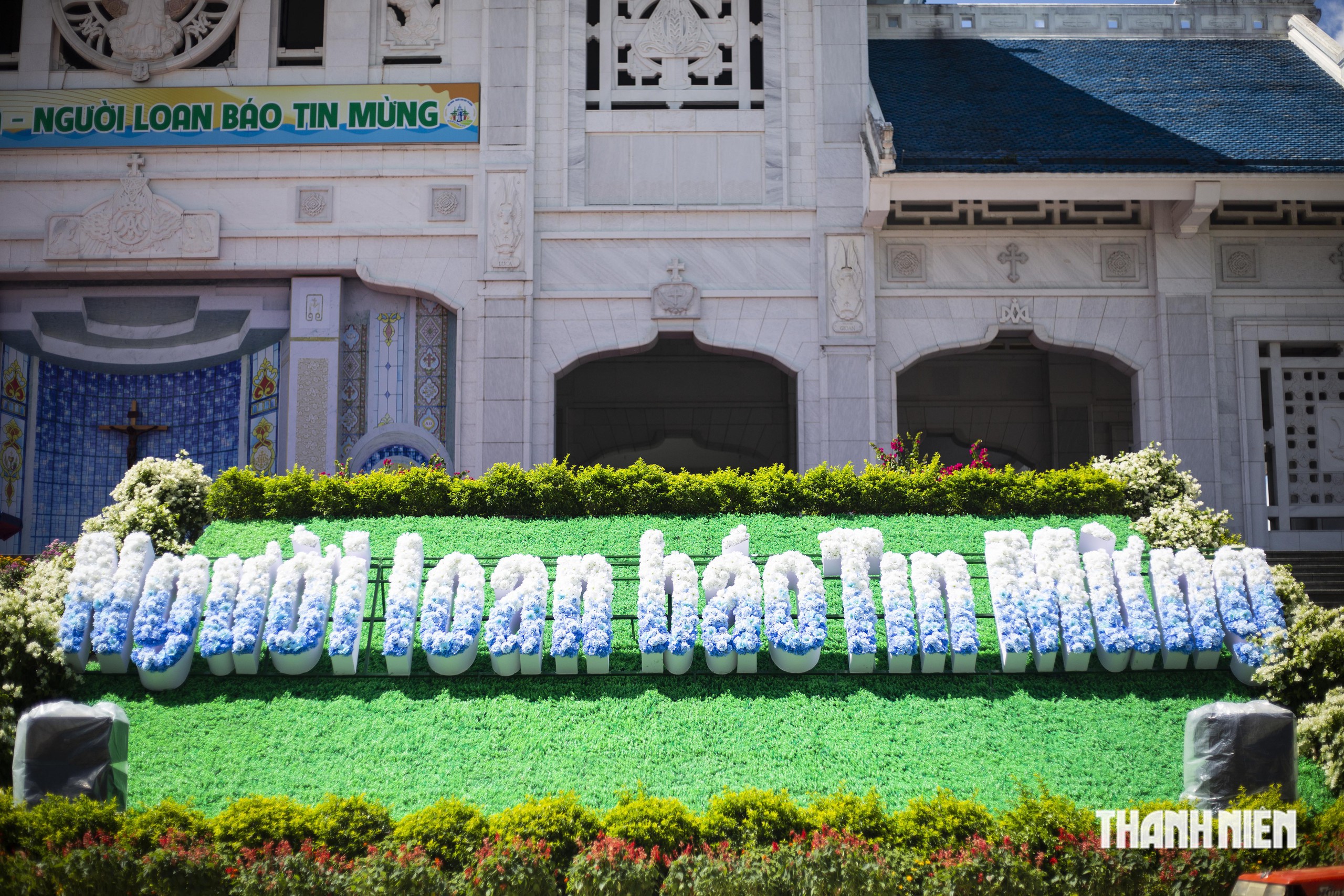 Hàng ngàn bông hoa kết nên hình tượng Đức Mẹ La Vang 'đứng trên ngàn mây' - Ảnh 6.