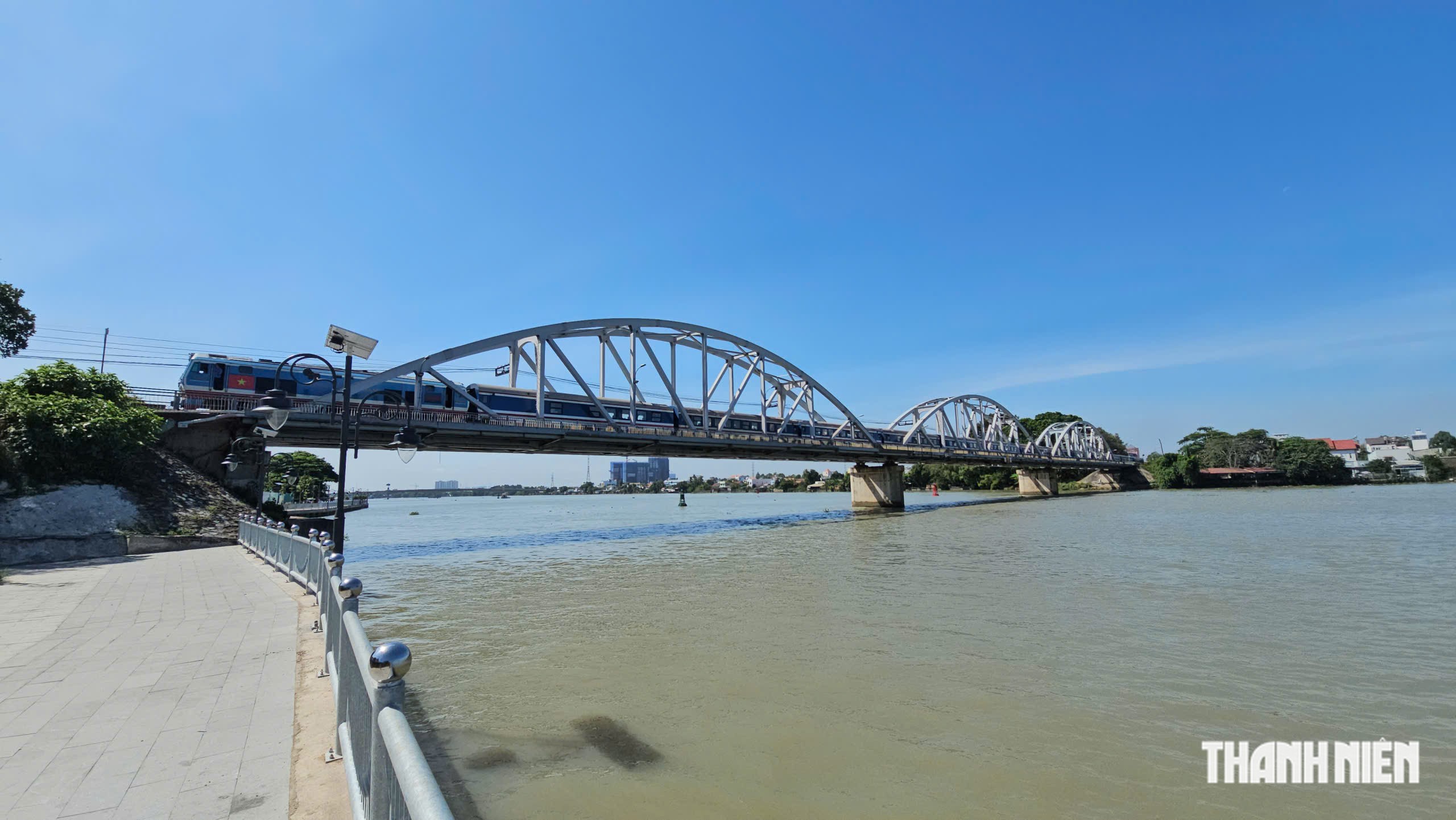 Cho xe máy qua cầu Ghềnh - Ảnh 2.