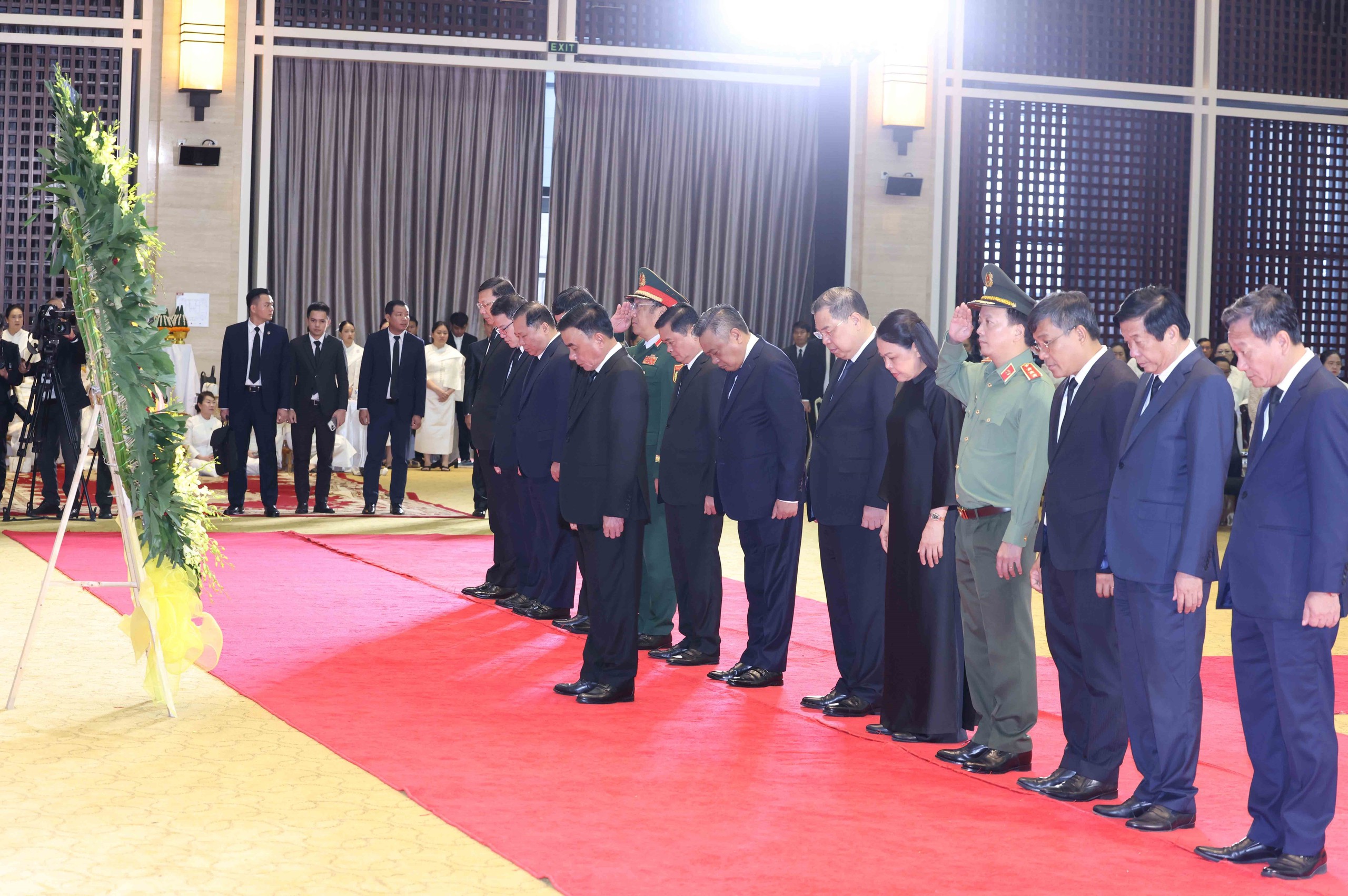 Thường trực Ban Bí thư Trần Cẩm Tú dự Lễ truy điệu Chủ tịch Quốc hội Lào- Ảnh 2.