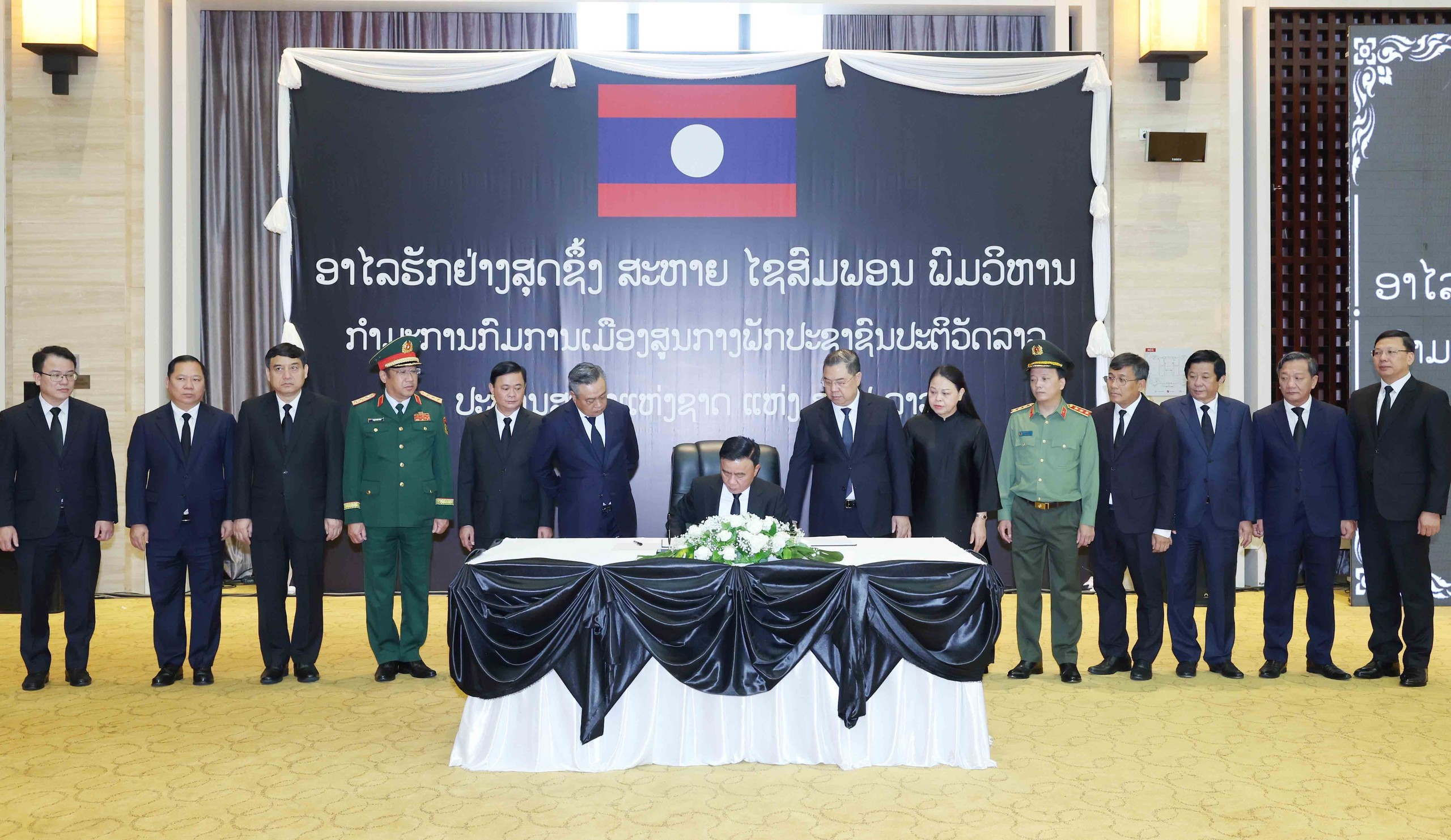 Thường trực Ban Bí thư Trần Cẩm Tú dự Lễ truy điệu Chủ tịch Quốc hội Lào- Ảnh 1.