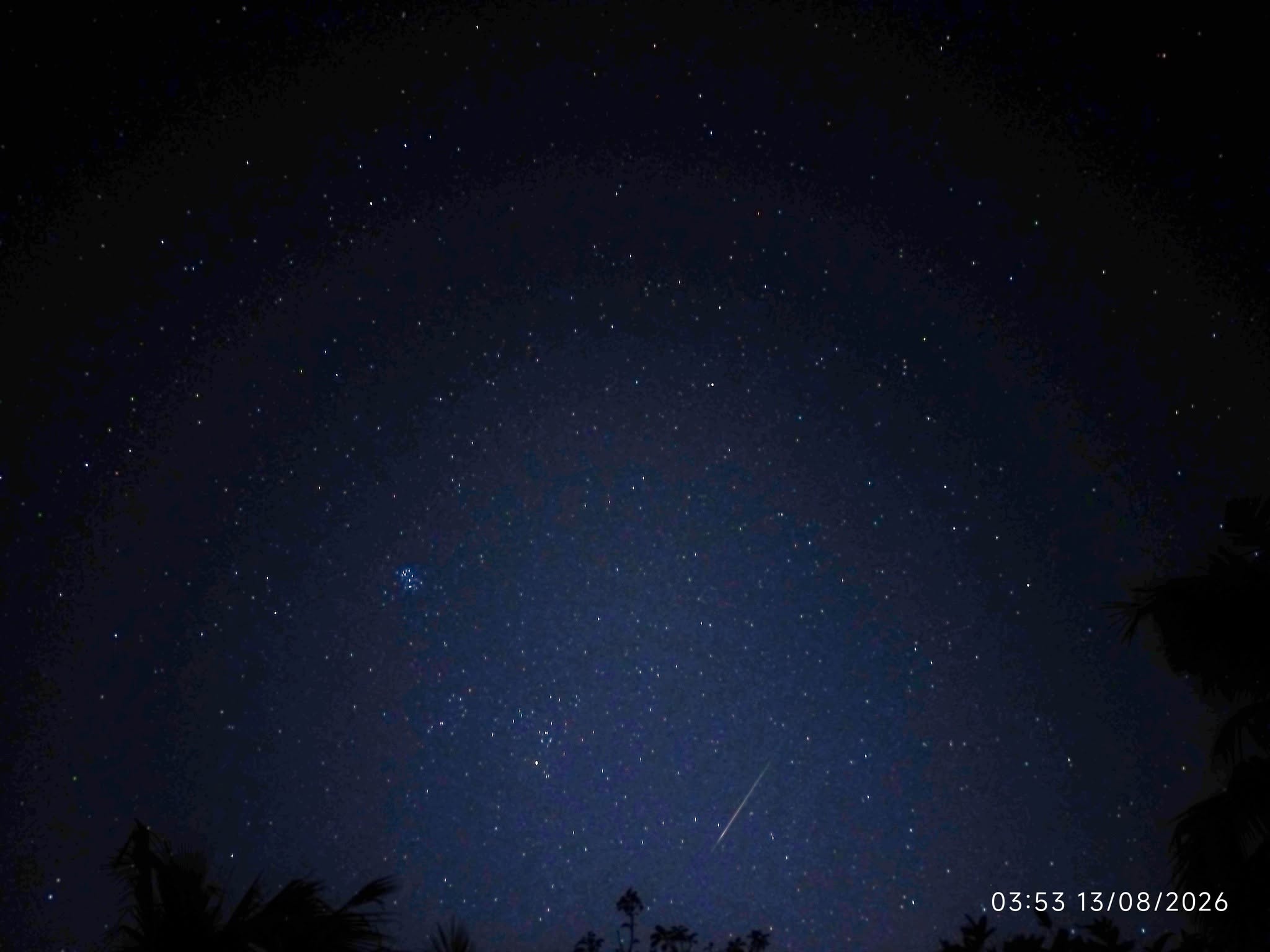Rạng s&aacute;ng m&ugrave;ng 1 th&aacute;ng 7, người người rủ nhau nh&igrave;n l&ecirc;n trời: 'Thấy nhiều sao băng!' - Ảnh 11.