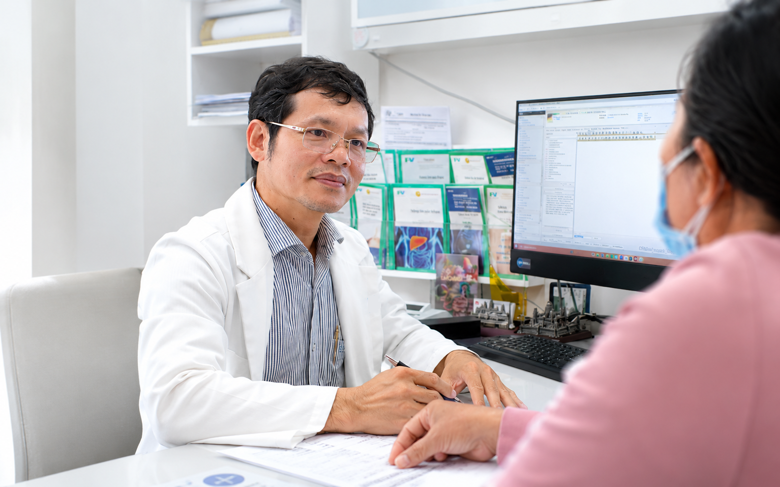 Bất ngờ sau phẫu thuật ung thư gan: Tỉnh dậy không thấy đau, vết mổ nhỏ xíu- Ảnh 1.