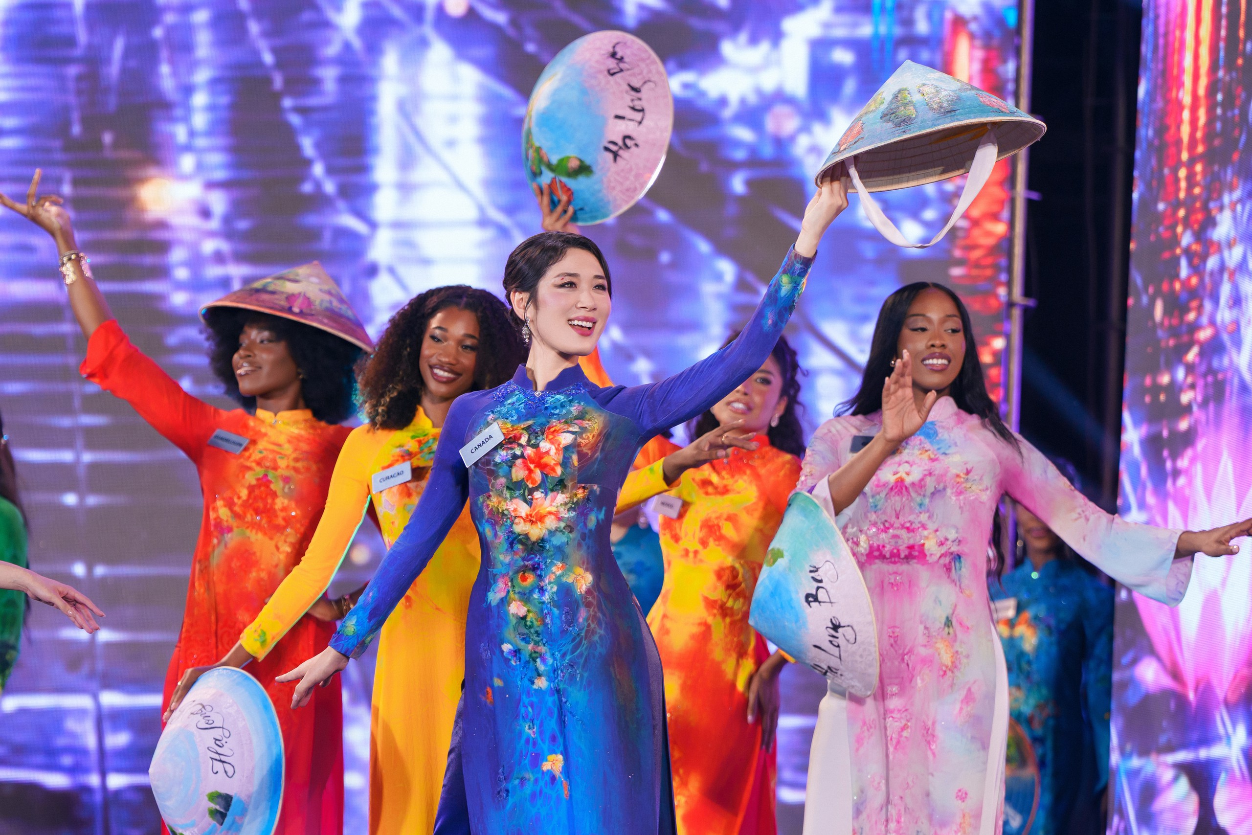 Sắc đẹp thế giới lan tỏa &aacute;o d&agrave;i Việt Nam tại Miss World 2026- Ảnh 11.