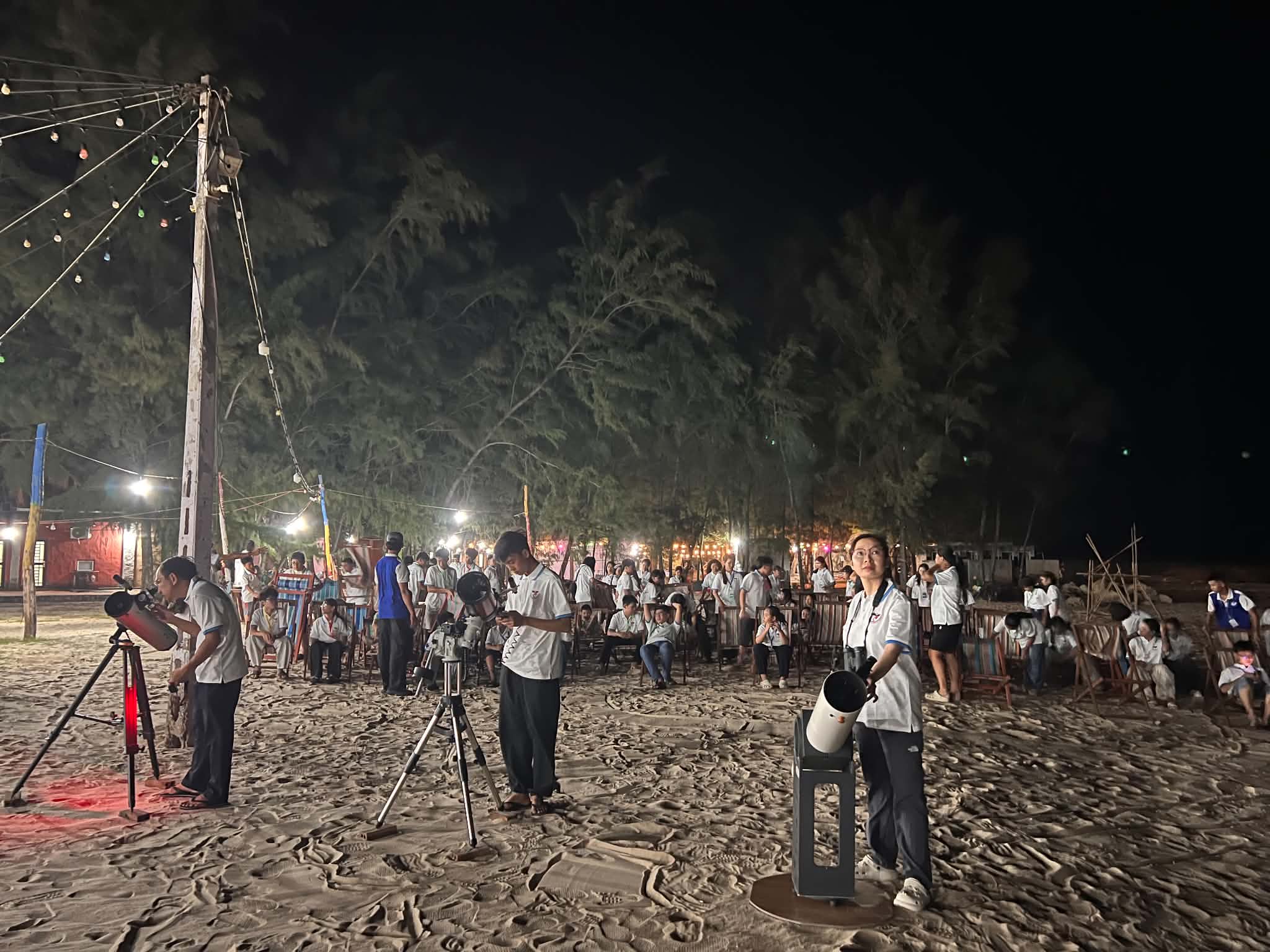 Rạng s&aacute;ng m&ugrave;ng 1 th&aacute;ng 7, người người rủ nhau nh&igrave;n l&ecirc;n trời: 'Thấy nhiều sao băng!' - Ảnh 3.