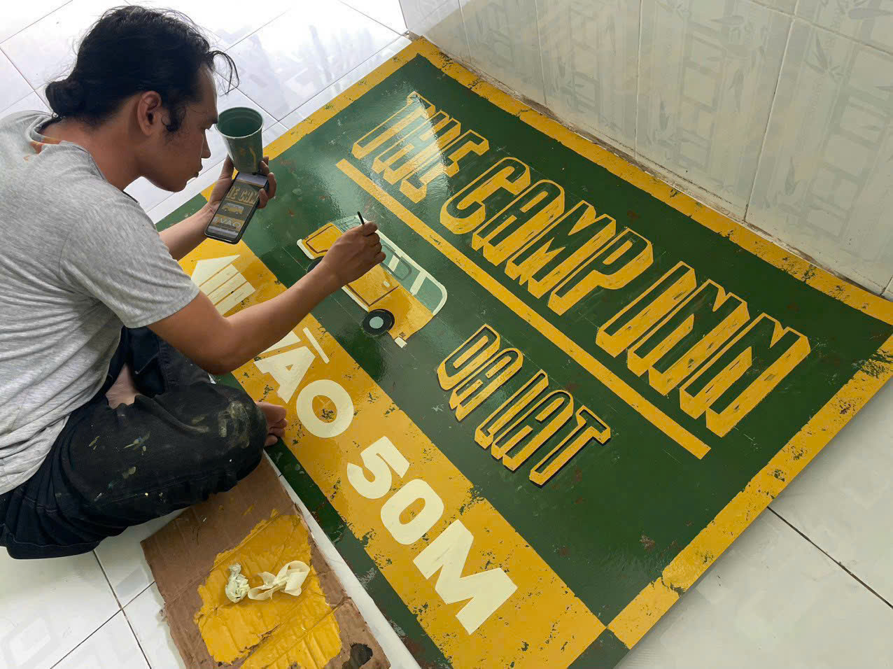 Nghề vẽ bảng hiệu xưa làm sao tồn tại giữa thời AI?- Ảnh 1.