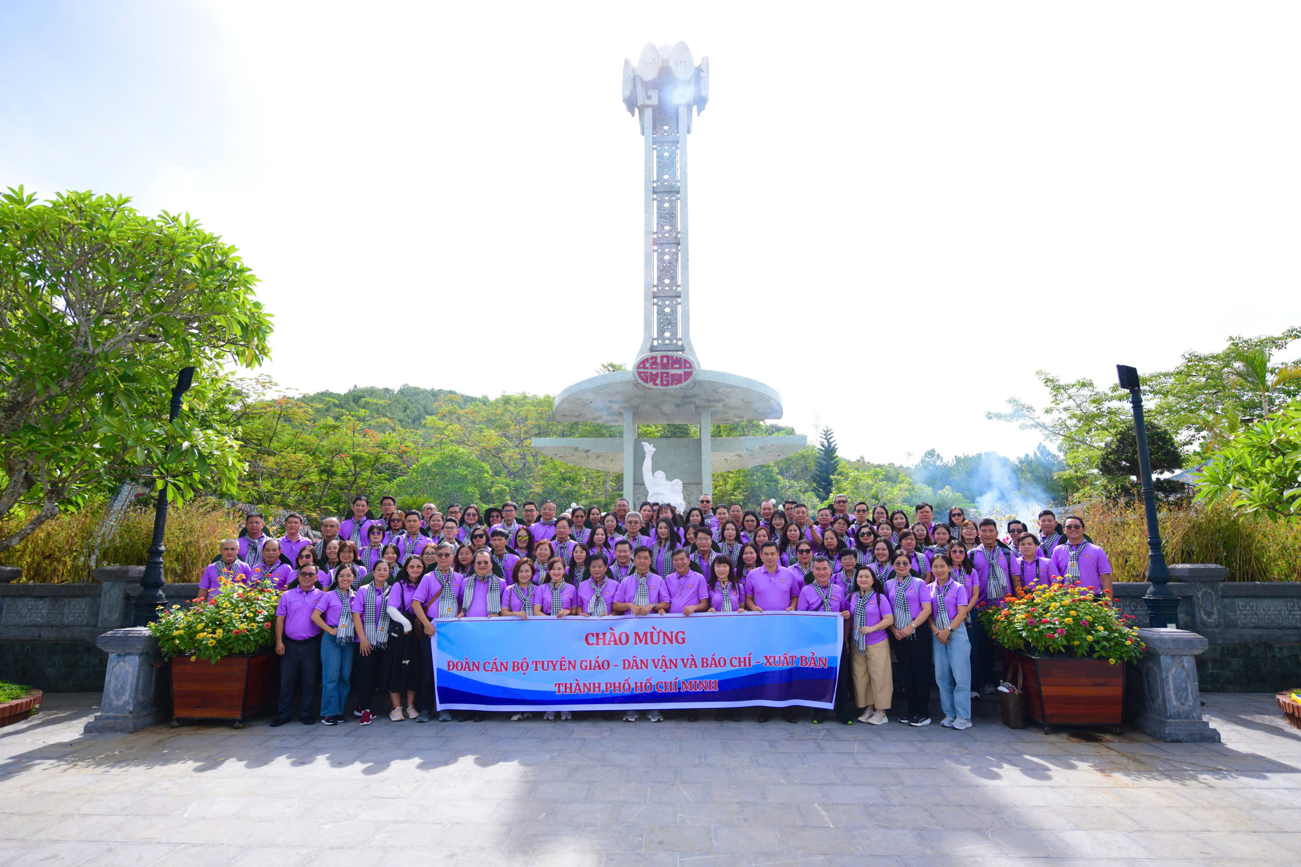 Từ TP.HCM về miền đất lửa, nối dài nghĩa tình - Ảnh 2.
