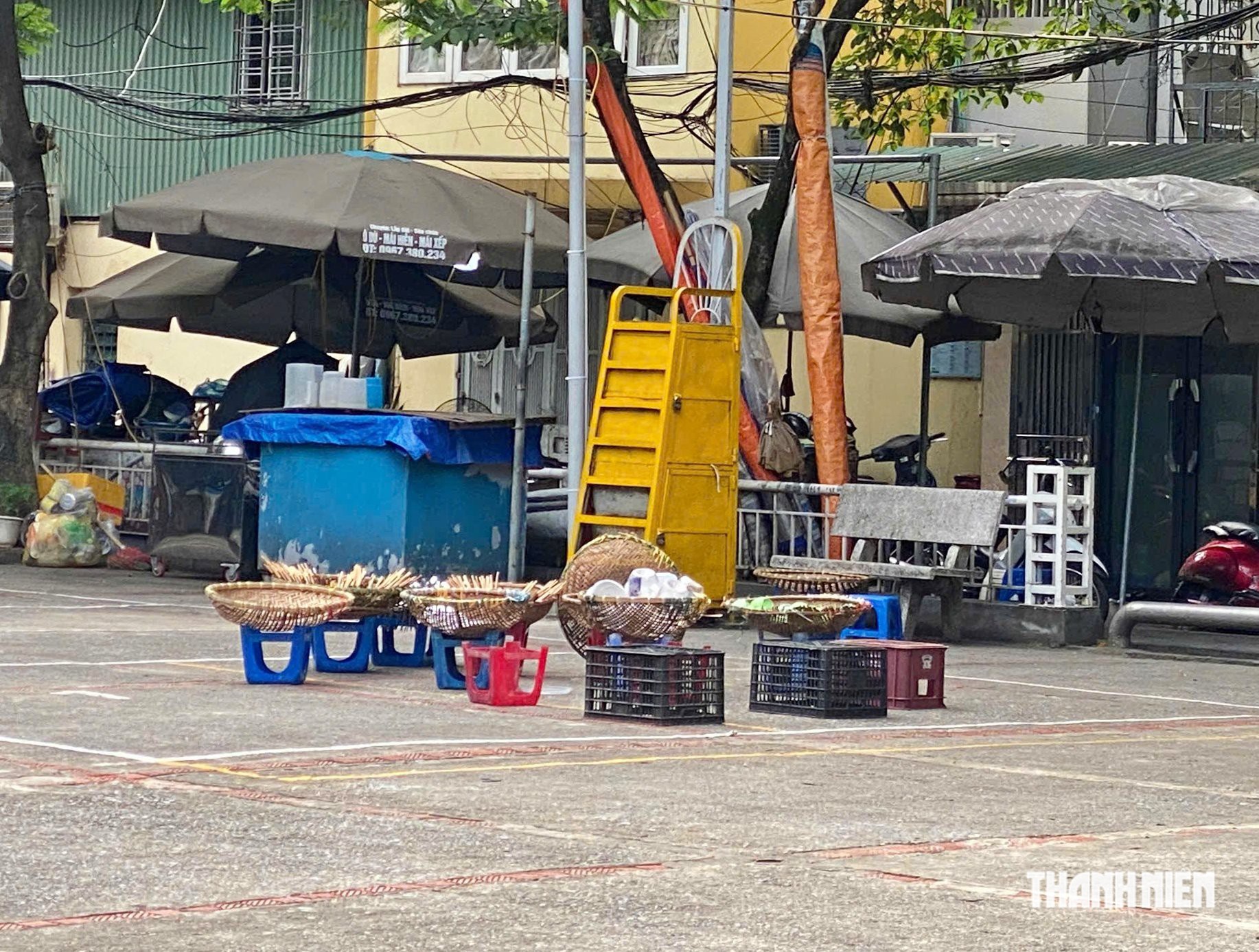 'Hô biến' sân chơi tập thể thành quán bia, chỗ nuôi gà - Ảnh 4.