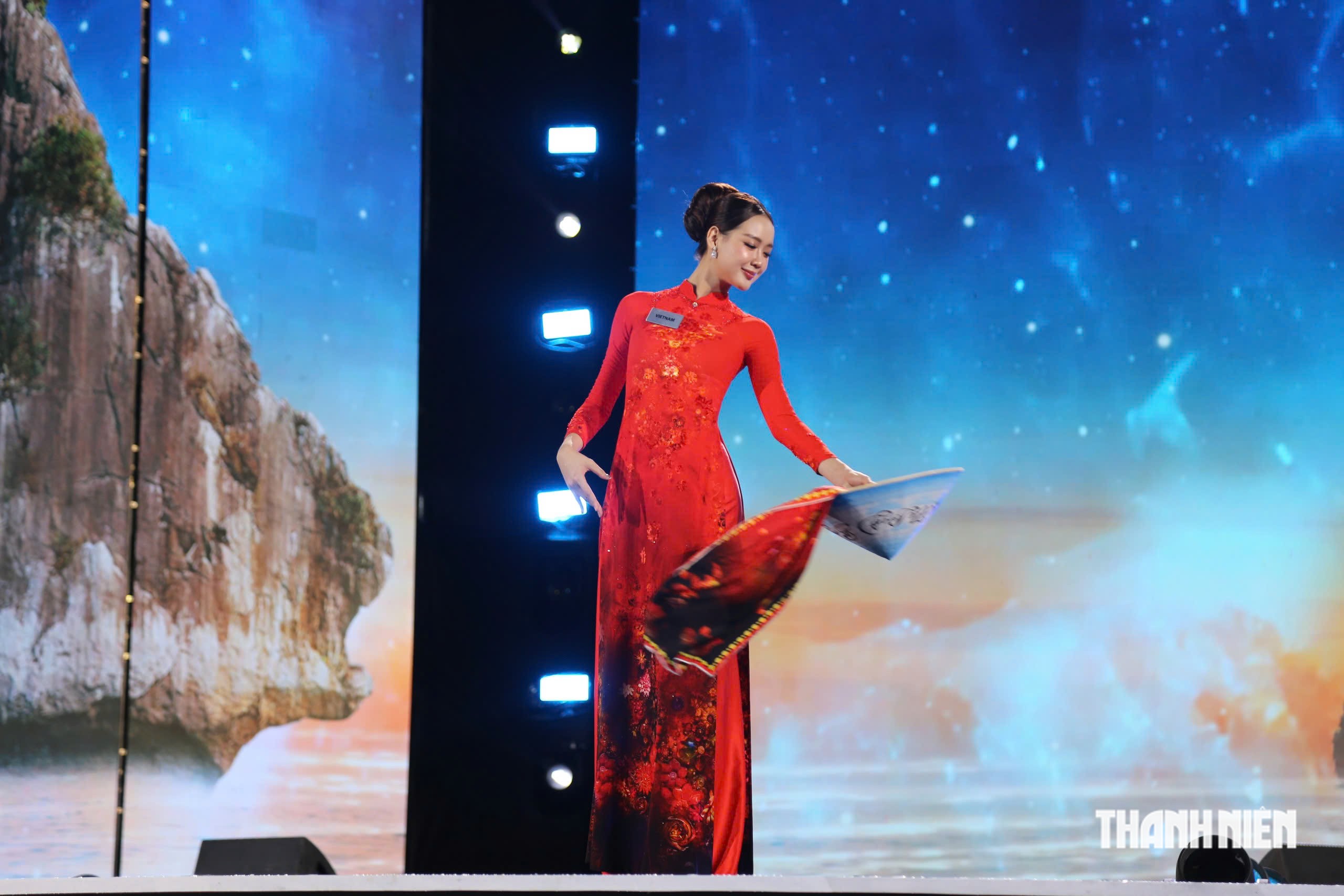 Sắc đẹp thế giới lan tỏa &aacute;o d&agrave;i Việt Nam tại Miss World 2026- Ảnh 5.