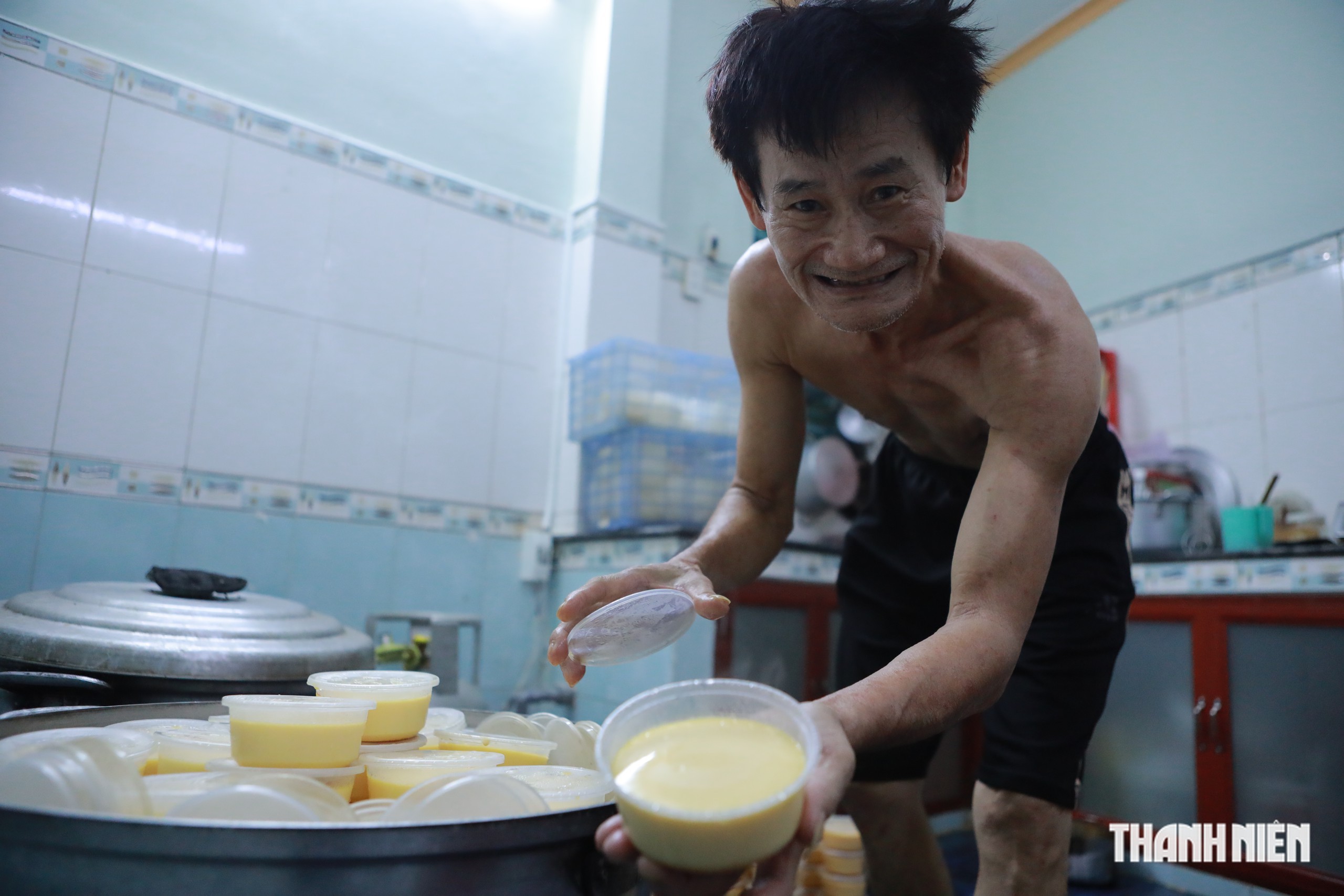 Bánh flan 'khổng lồ' 20.000 đồng ở TP.HCM, có người đến 5 lần vẫn chưa ...