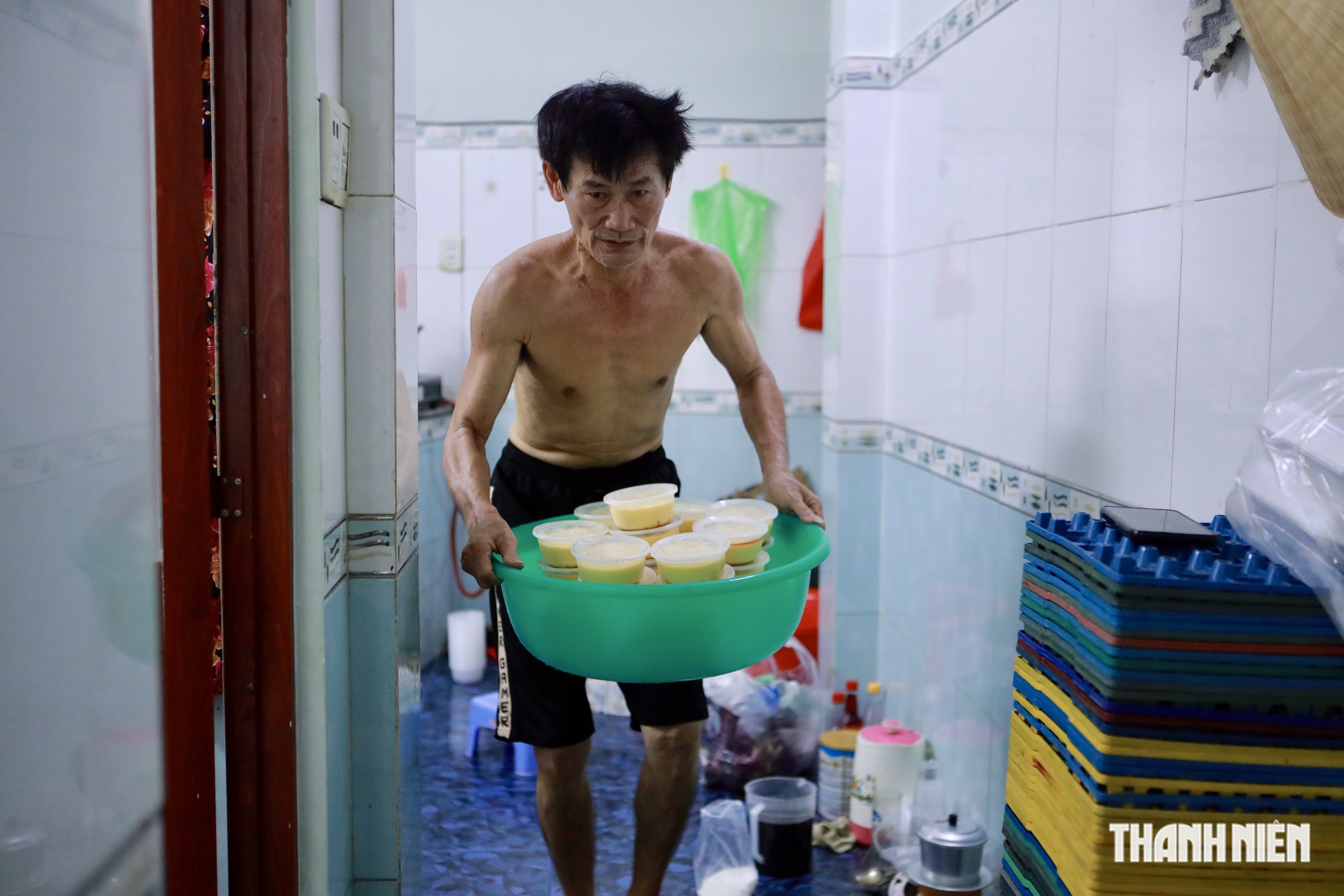 Bánh flan ‘khổng lồ’ có gì hot đến vậy, khách đi 5 lần vẫn chưa mua được?  - Ảnh 6.