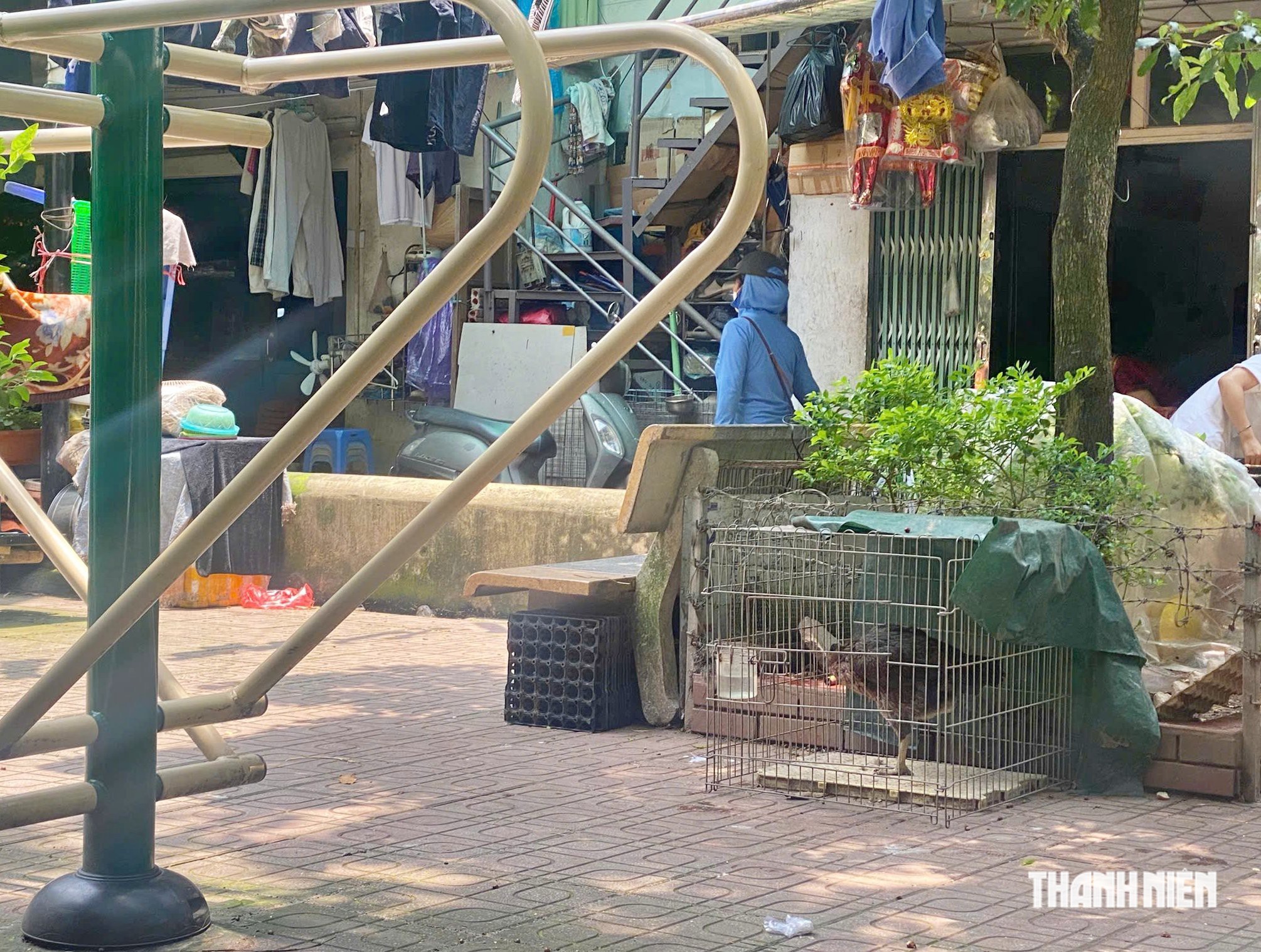 'Hô biến' sân chơi tập thể thành quán bia, chỗ nuôi gà - Ảnh 2.
