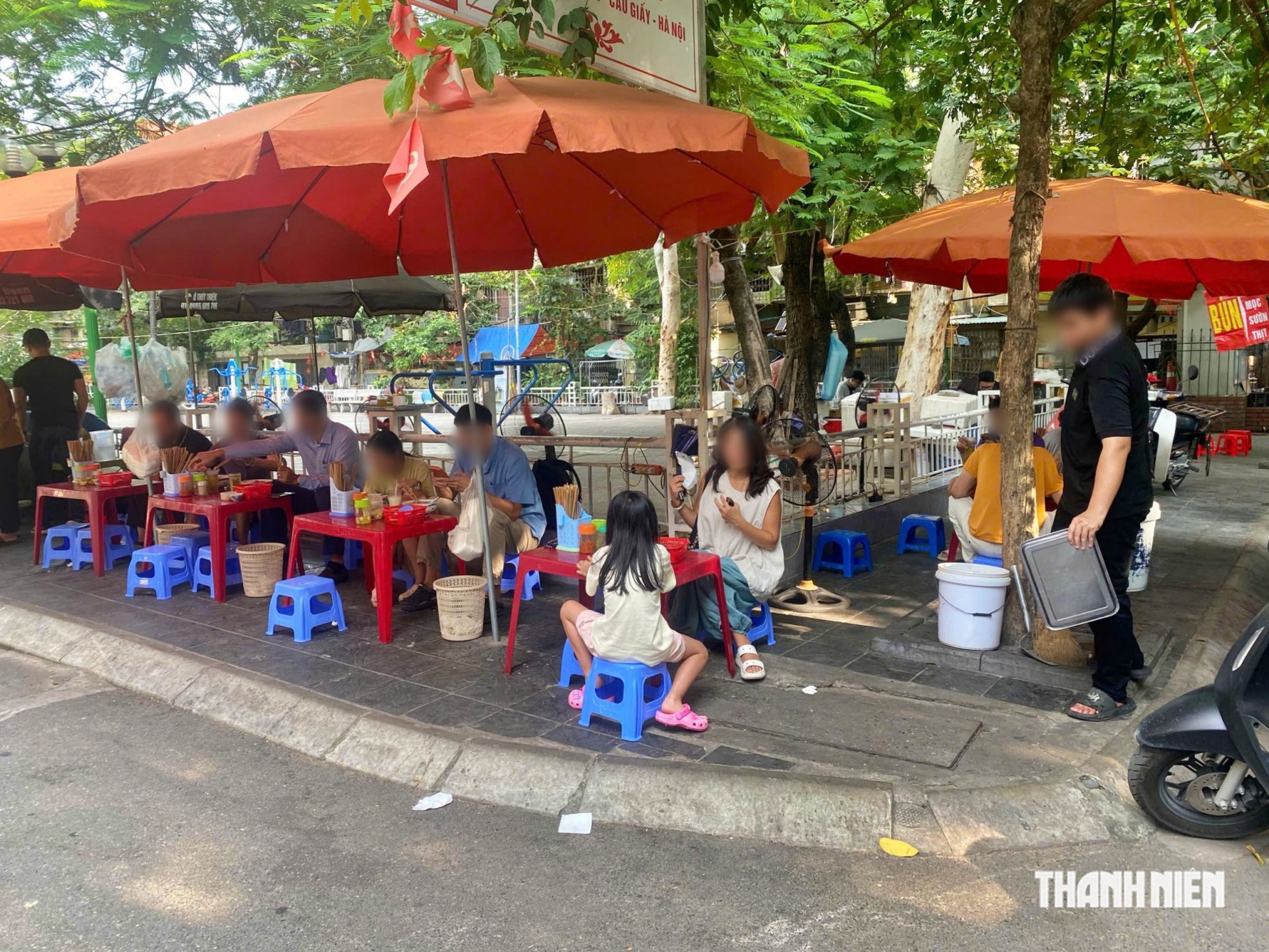 'Hô biến' sân chơi tập thể thành quán bia, chỗ nuôi gà - Ảnh 3.