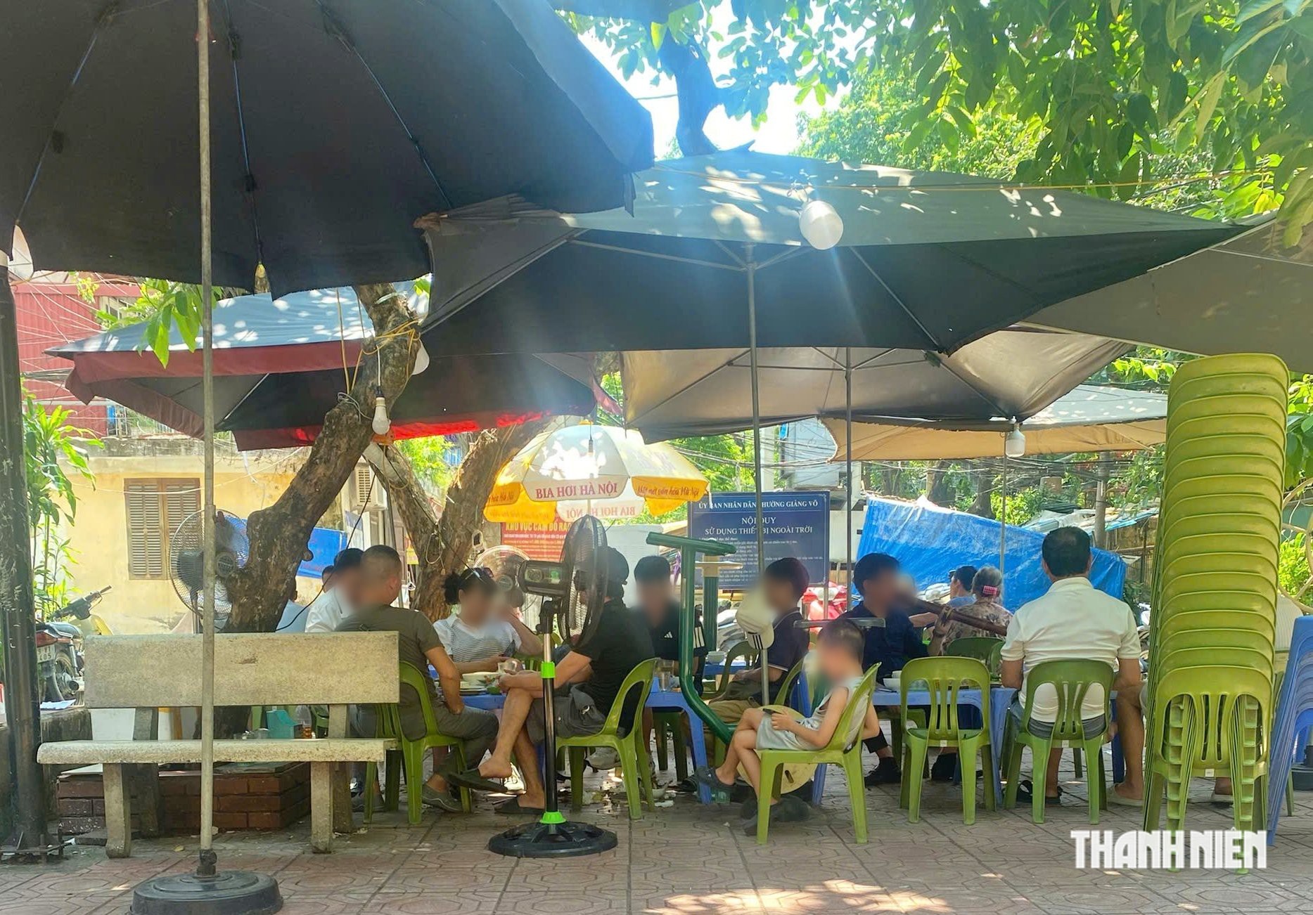 'Hô biến' sân chơi tập thể thành quán bia, chỗ nuôi gà - Ảnh 1.