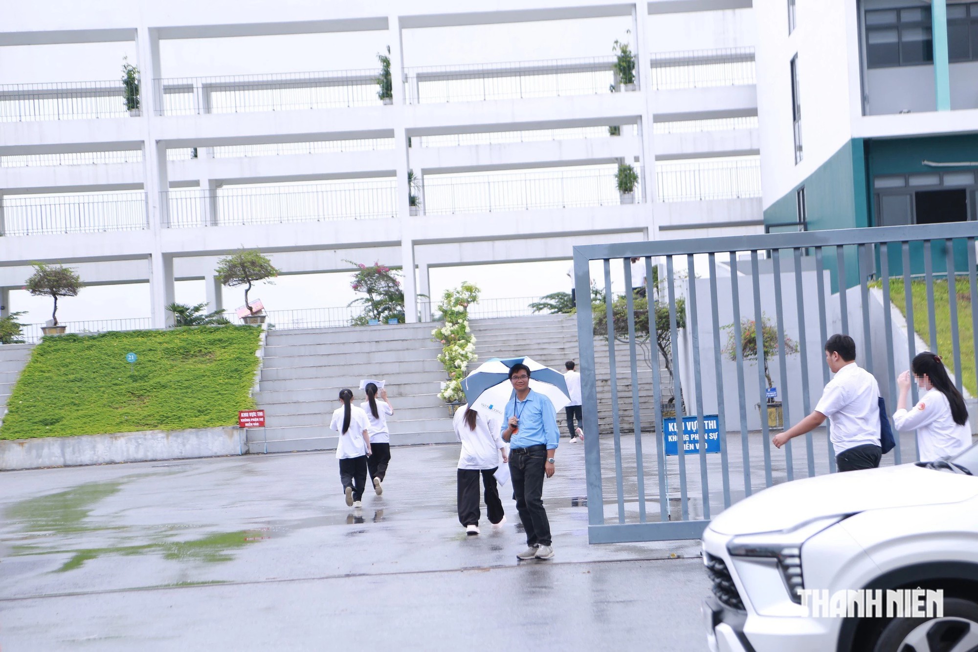 Chiều nay thi lại Toán, thí sinh đánh giá đề Văn 'khó tương đương lần thi trước' - Ảnh 3.