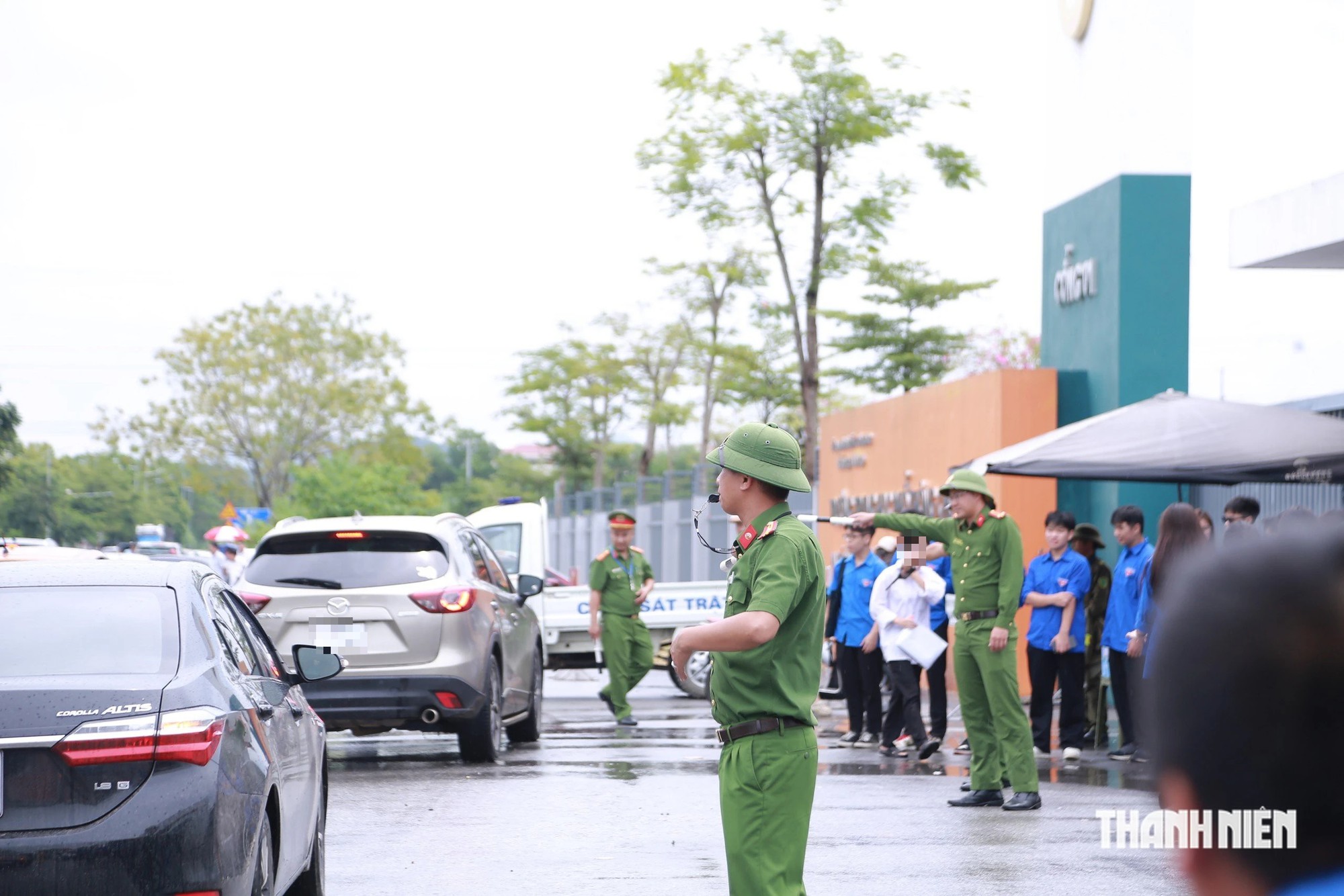 Chiều nay thi lại Toán, thí sinh đánh giá đề Văn 'khó tương đương lần thi trước' - Ảnh 6.