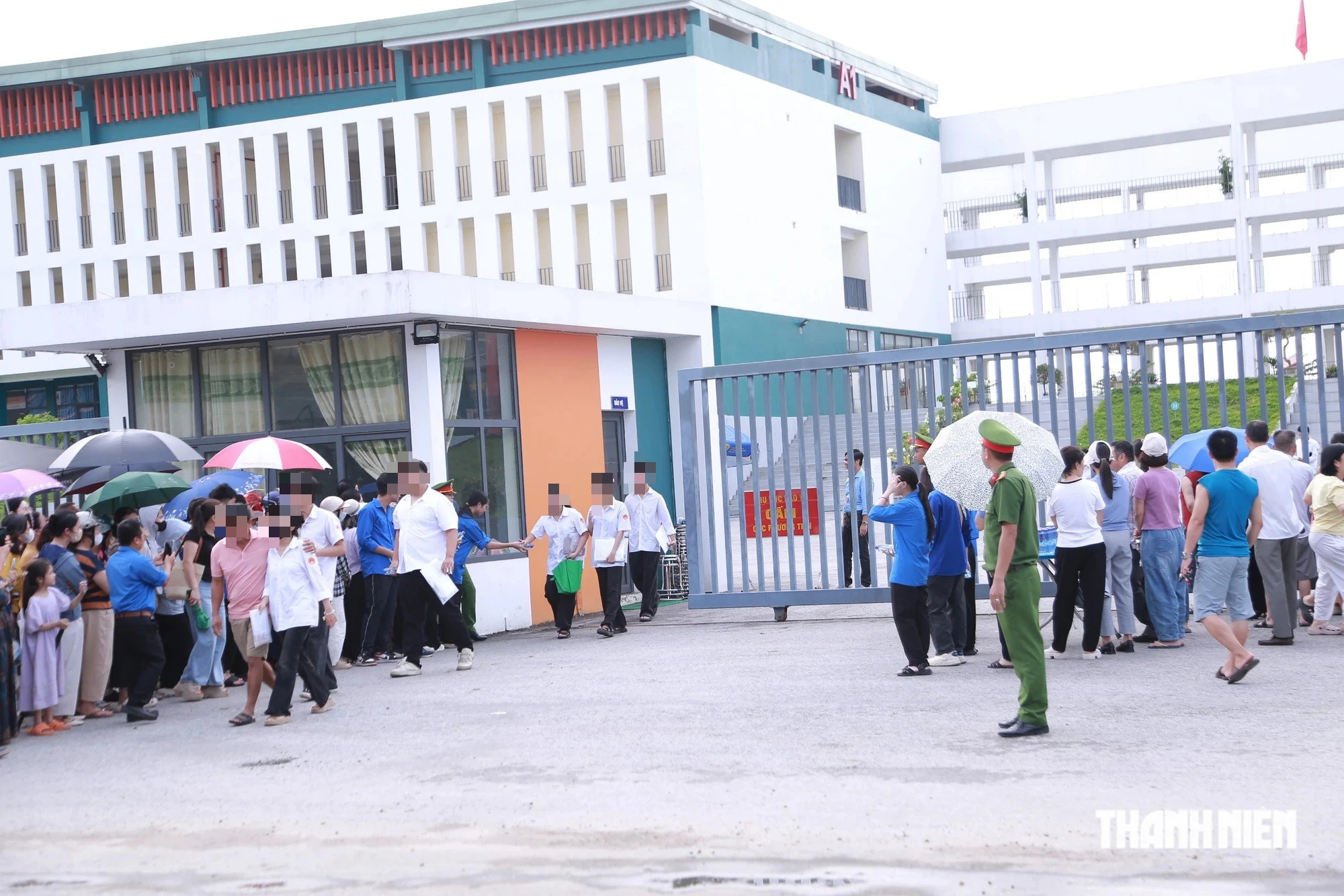 Kết th&uacute;c ng&agrave;y đầu thi lại: M&ocirc;n To&aacute;n kh&oacute; hơn, kh&ocirc;ng c&oacute; th&iacute; sinh vi phạm  - Ảnh 1.