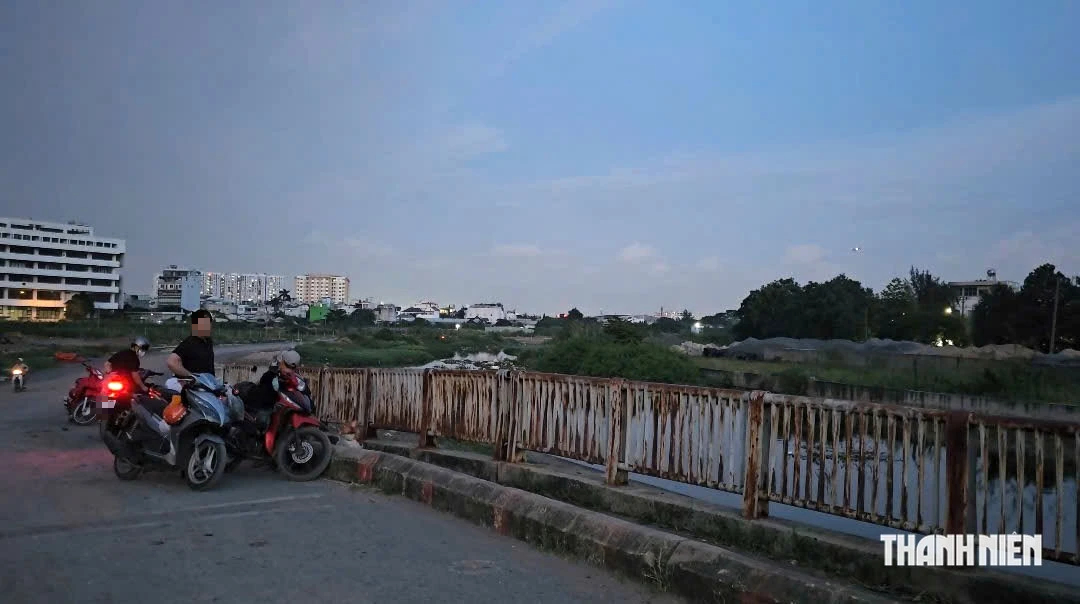Vụ uy hiếp an to&agrave;n bay T&acirc;n Sơn Nhất, b&atilde;i đất trống vắng b&oacute;ng người thả diều - Ảnh 3.
