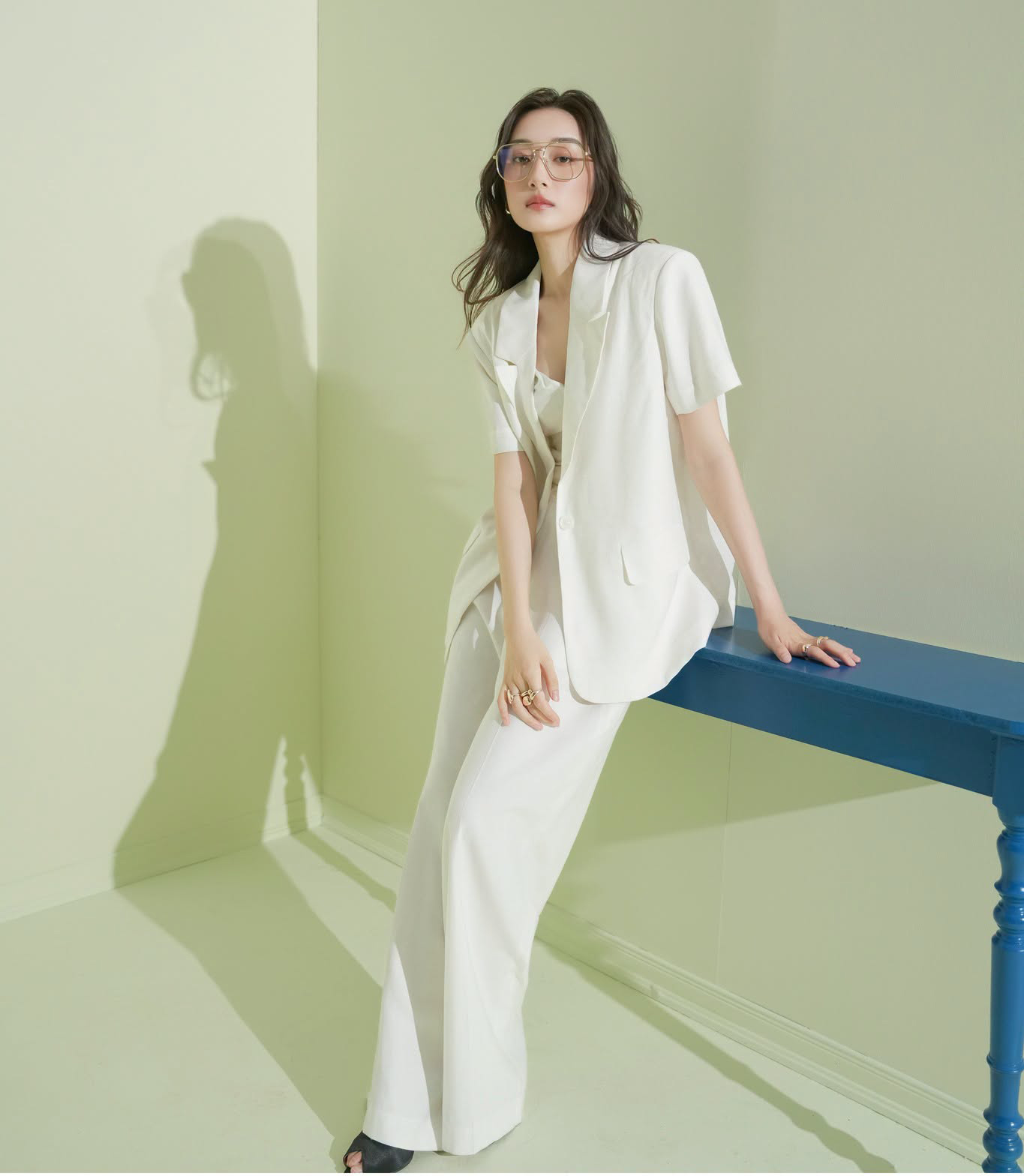 Blazer ngắn tay, chiếc áo khoác hợp mọi phong cách lúc giao mùa - Ảnh 5.