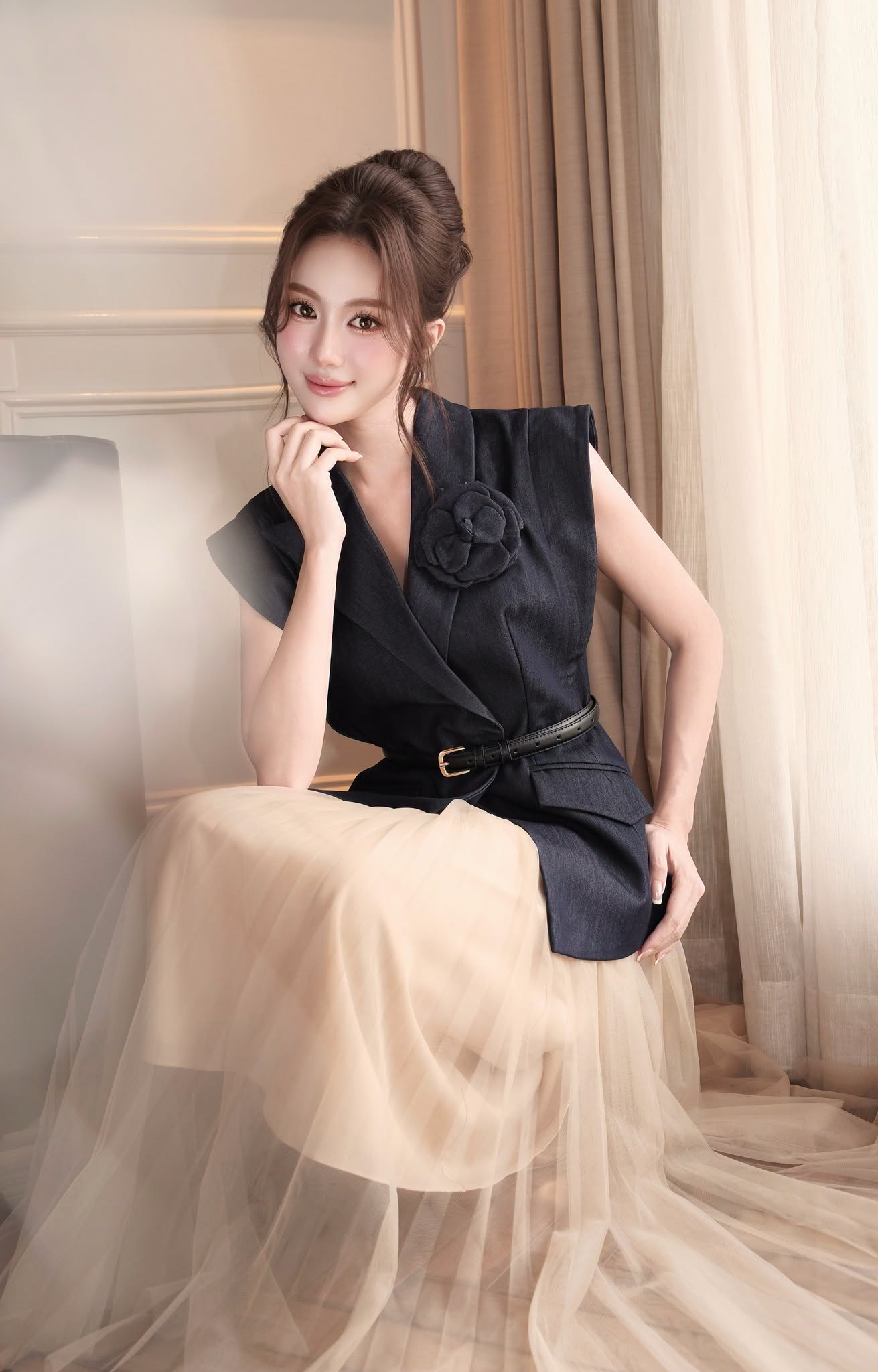 Blazer ngắn tay, chiếc áo khoác hợp mọi phong cách lúc giao mùa - Ảnh 1.