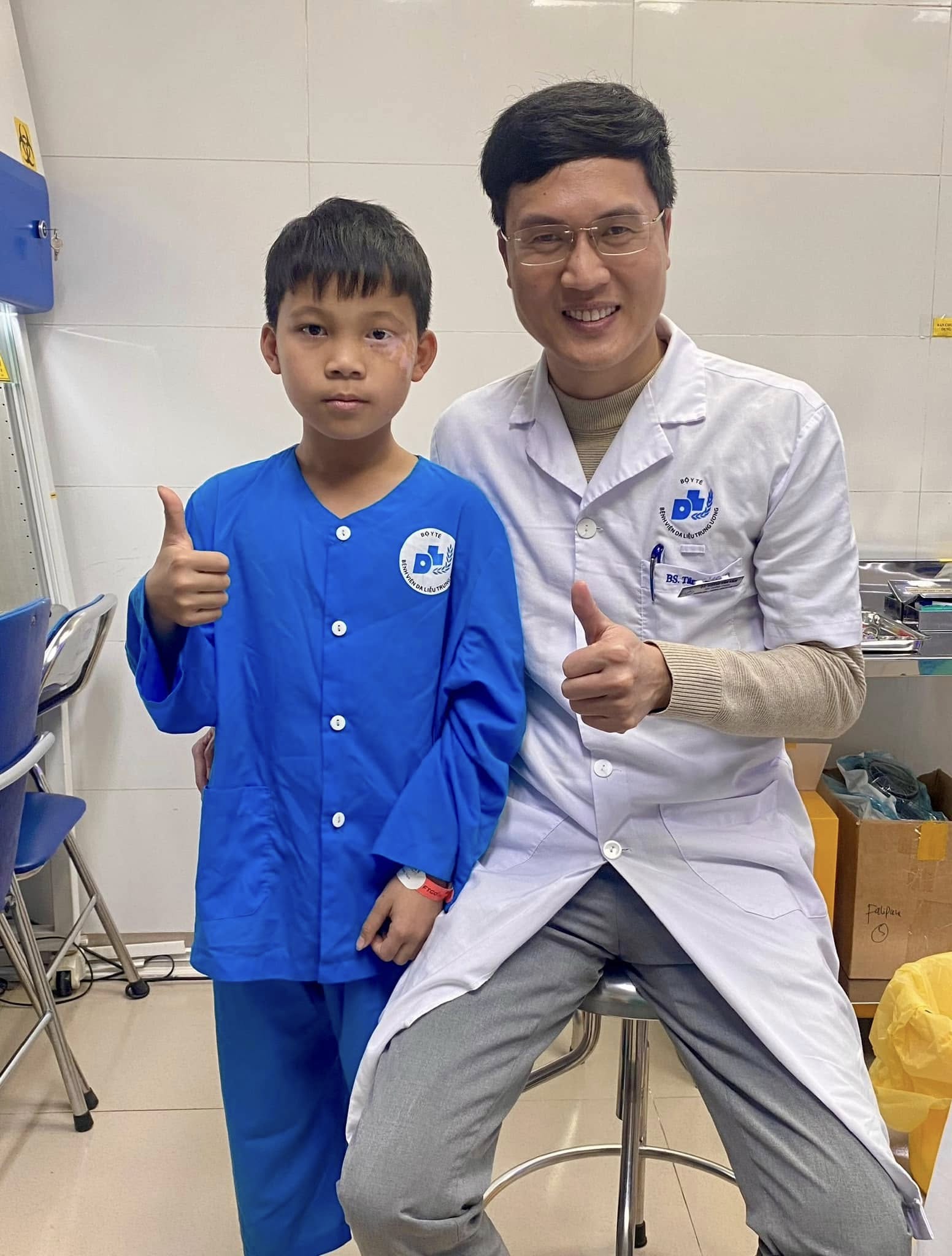 Người gieo nụ cười trên những vết bớt- Ảnh 1.