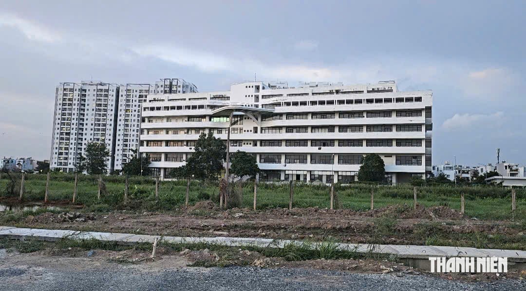 Vụ uy hiếp an to&agrave;n bay T&acirc;n Sơn Nhất, b&atilde;i đất trống vắng b&oacute;ng người thả diều - Ảnh 4.