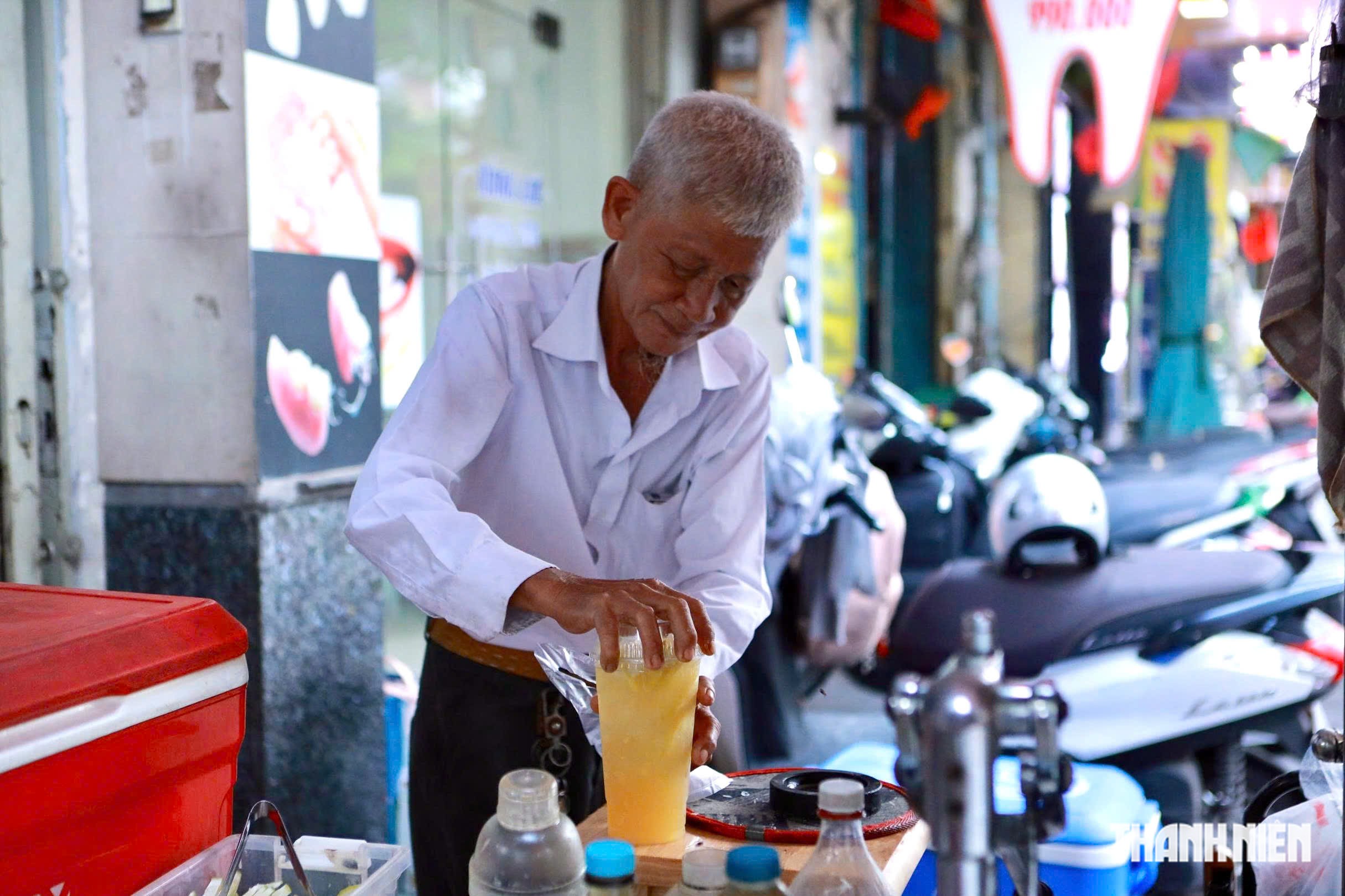 Qua thời 600 ly/ngày, ông cụ trà chanh giã tay ở TP.HCM lặng lẽ chờ khách - Ảnh 6.