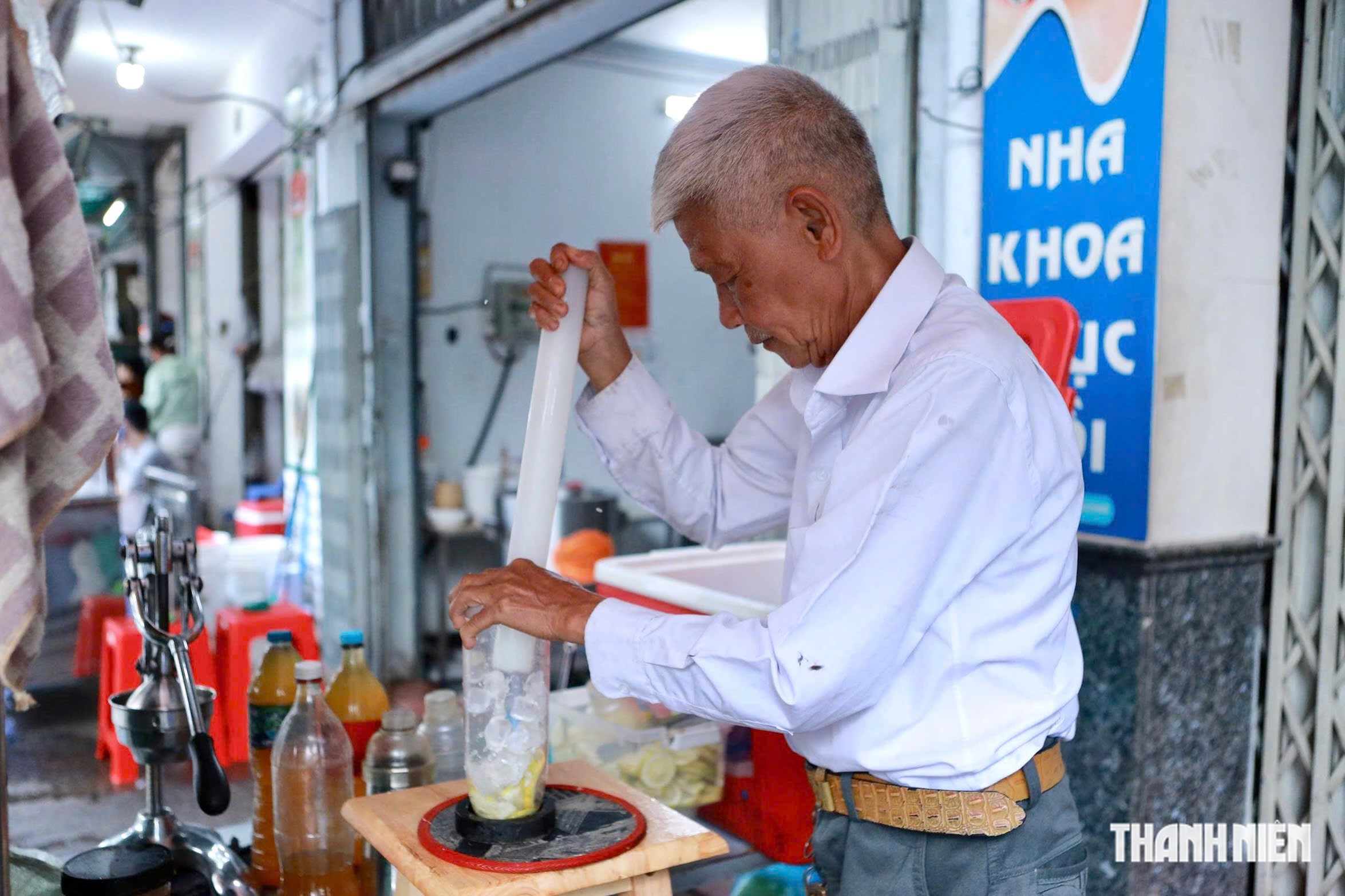 Qua thời 600 ly/ngày, ông cụ trà chanh giã tay ở TP.HCM lặng lẽ chờ khách - Ảnh 2.