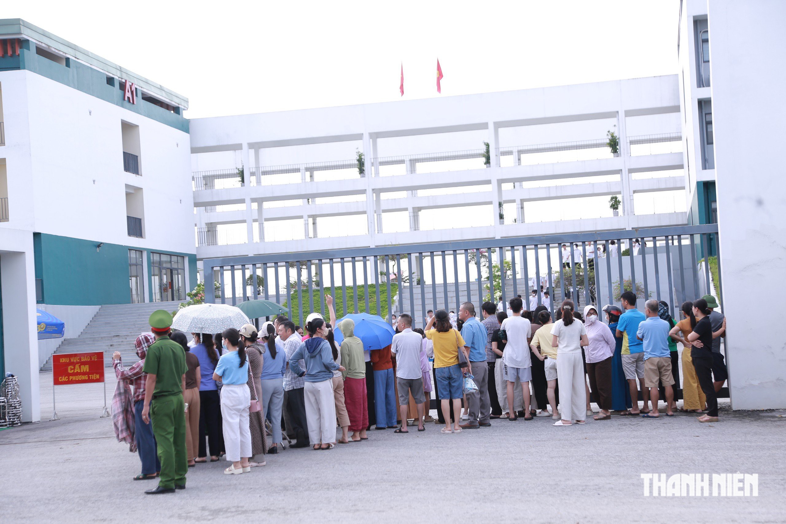 Kết th&uacute;c ng&agrave;y đầu thi lại: M&ocirc;n To&aacute;n kh&oacute; hơn, kh&ocirc;ng c&oacute; th&iacute; sinh vi phạm  - Ảnh 2.