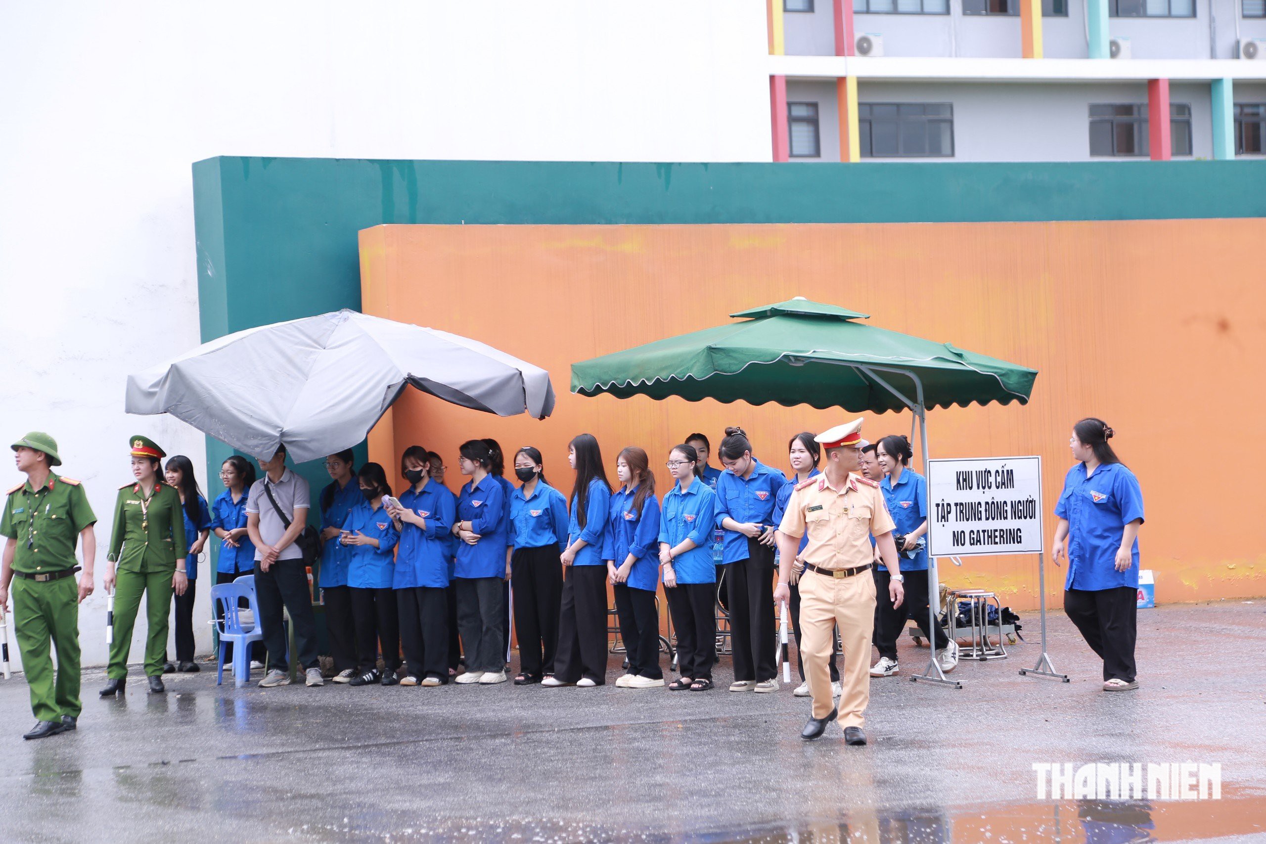 Chiều nay thi lại Toán, thí sinh đánh giá đề Văn 'khó tương đương lần thi trước' - Ảnh 7.