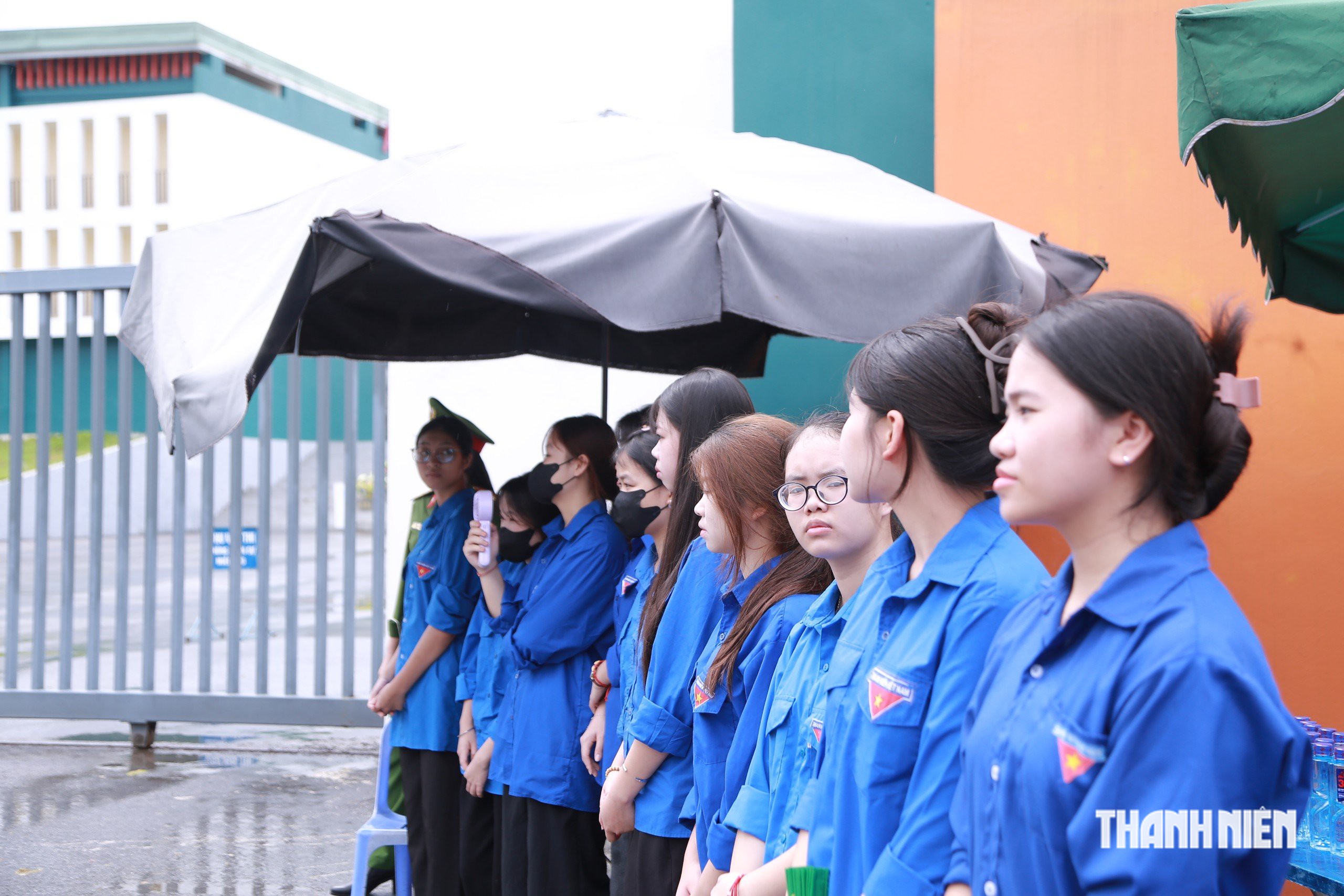 Chiều nay thi lại Toán, thí sinh đánh giá đề Văn 'khó tương đương lần thi trước' - Ảnh 8.
