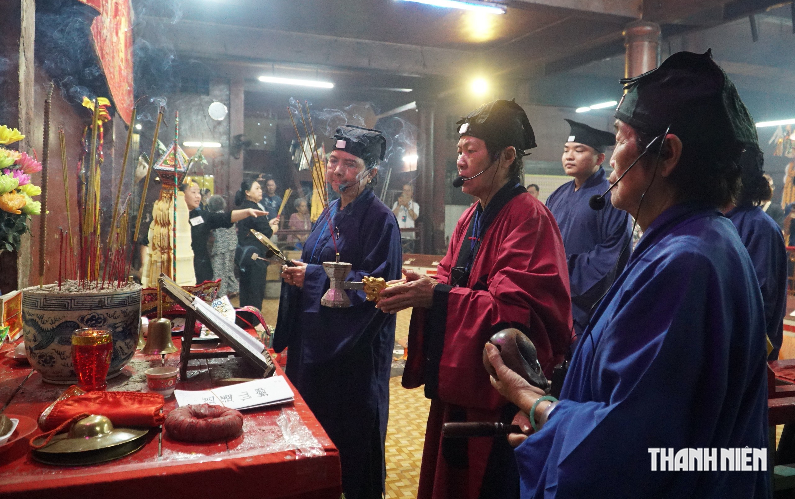 Nghi thức ‘phá cửa địa ngục’ rằm tháng 7 âm lịch ở ngôi chùa người Hoa - Ảnh 4.