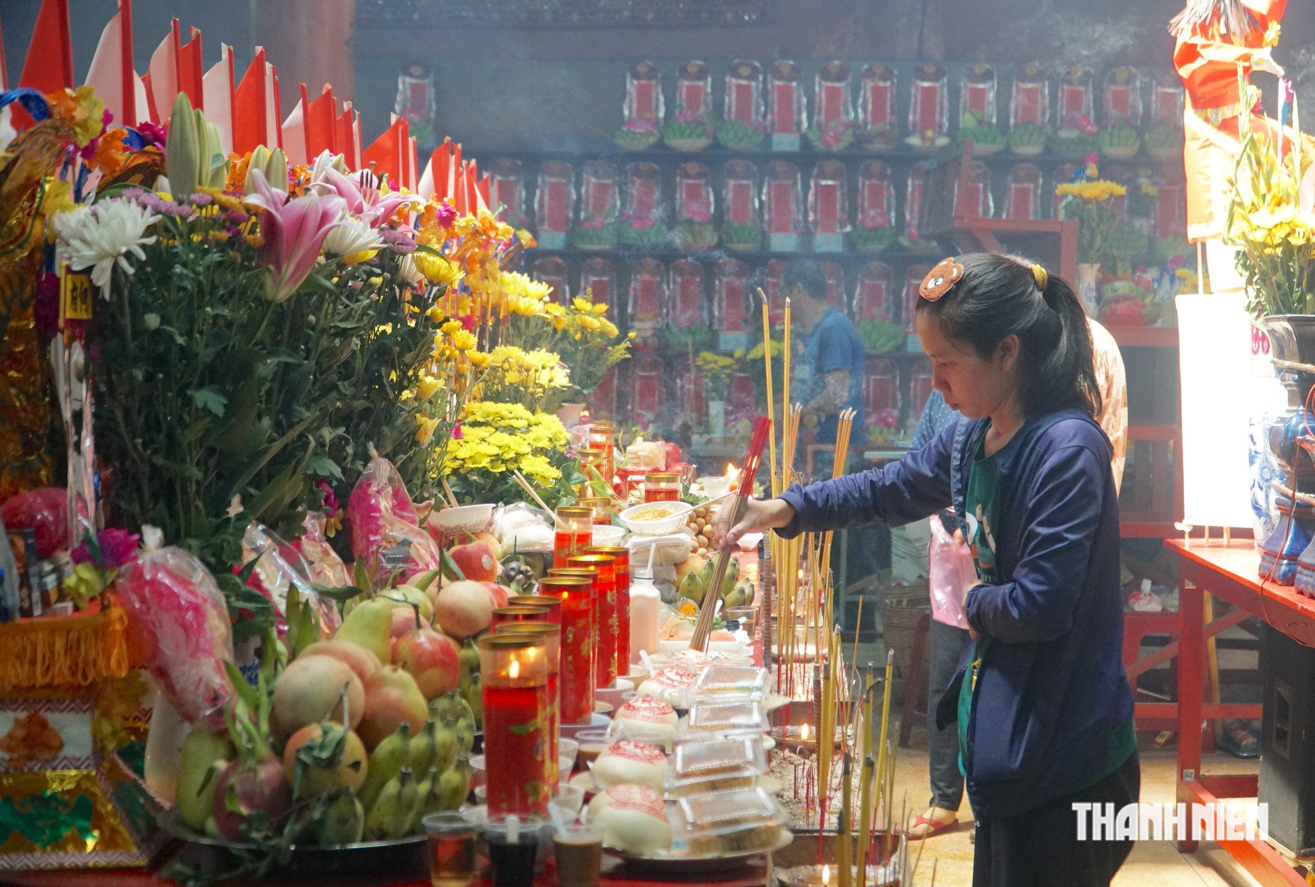 Nghi thức ‘phá cửa địa ngục’ rằm tháng 7 âm lịch ở ngôi chùa người Hoa - Ảnh 2.