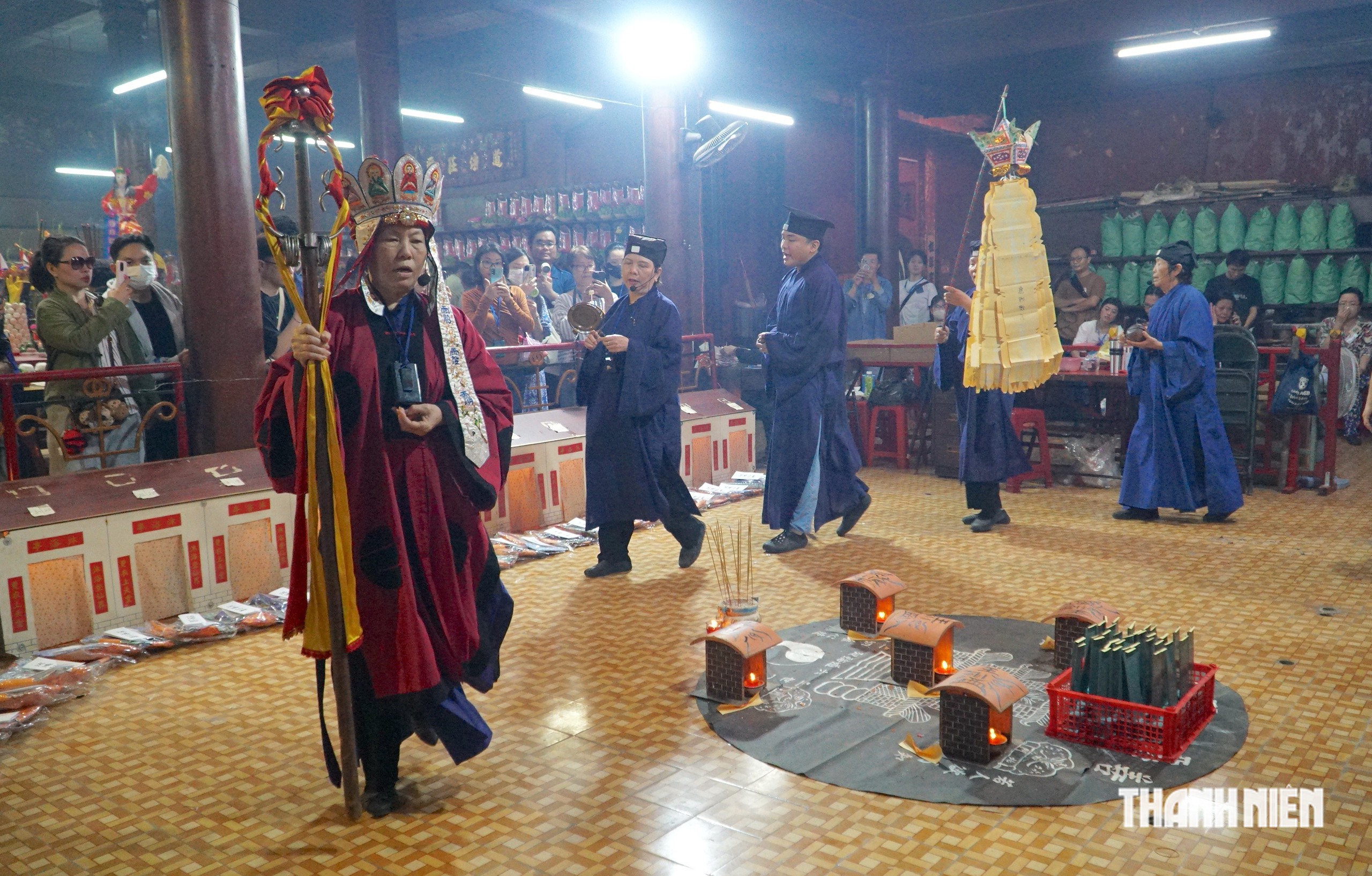 Nghi thức ‘phá cửa địa ngục’ rằm tháng 7 âm lịch ở ngôi chùa người Hoa - Ảnh 5.