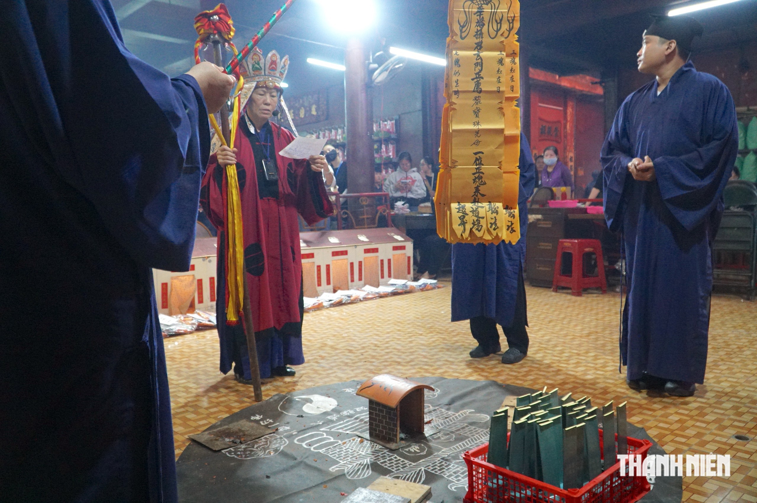 Nghi thức ‘phá cửa địa ngục’ rằm tháng 7 âm lịch ở ngôi chùa người Hoa - Ảnh 7.