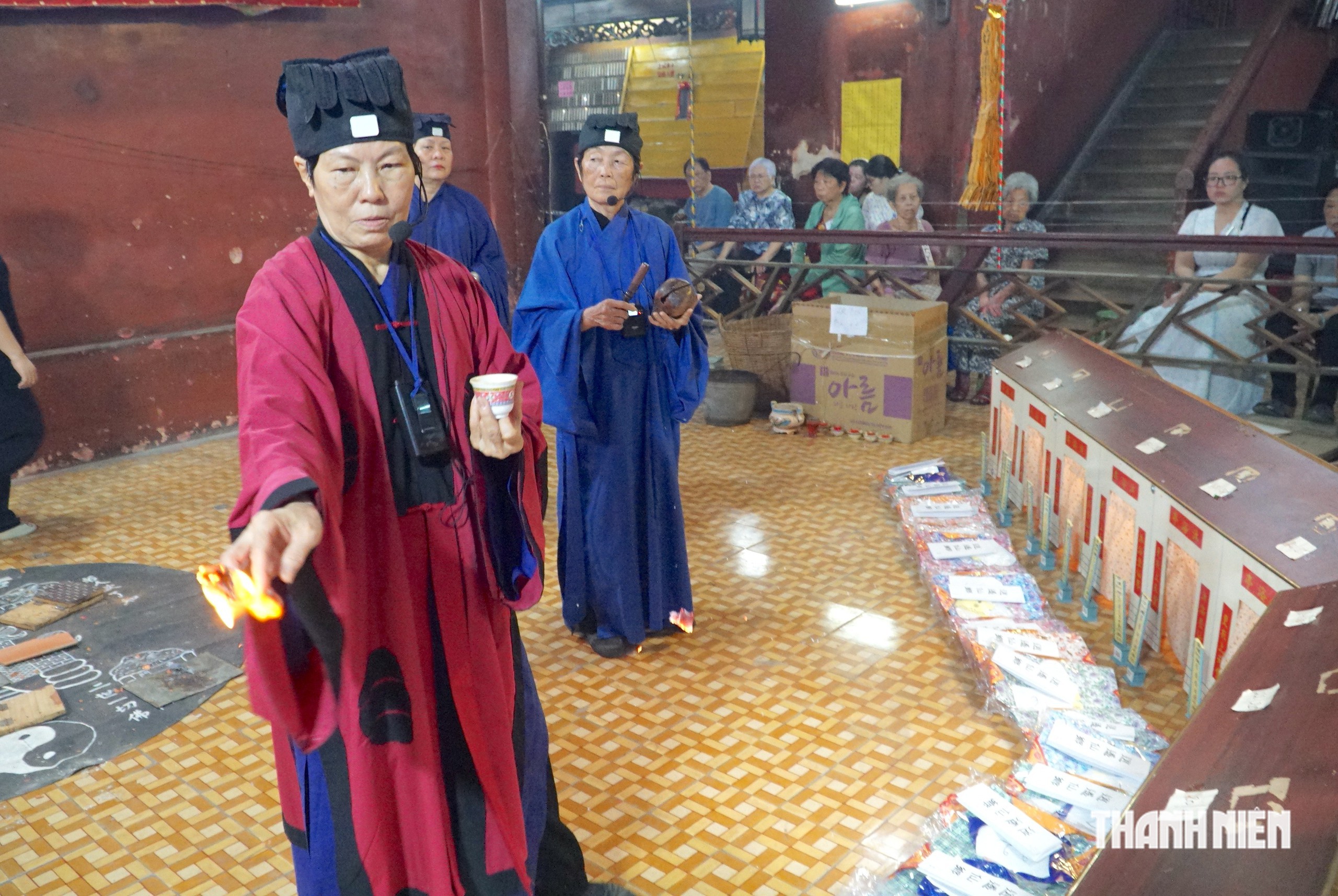 Nghi thức ‘phá cửa địa ngục’ rằm tháng 7 âm lịch ở ngôi chùa người Hoa - Ảnh 10.