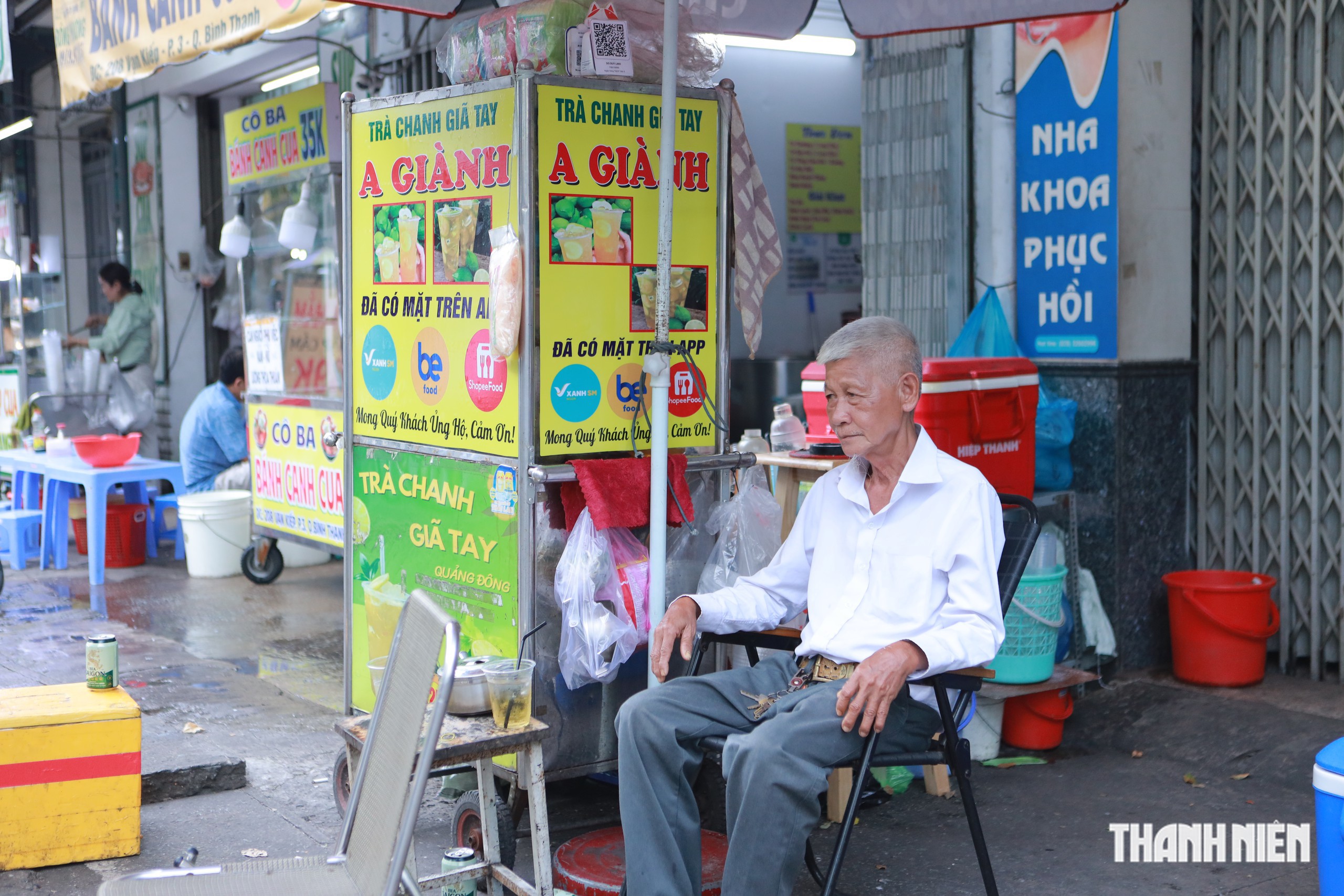 Qua thời 600 ly/ngày, ông cụ trà chanh giã tay ở TP.HCM lặng lẽ chờ khách - Ảnh 3.