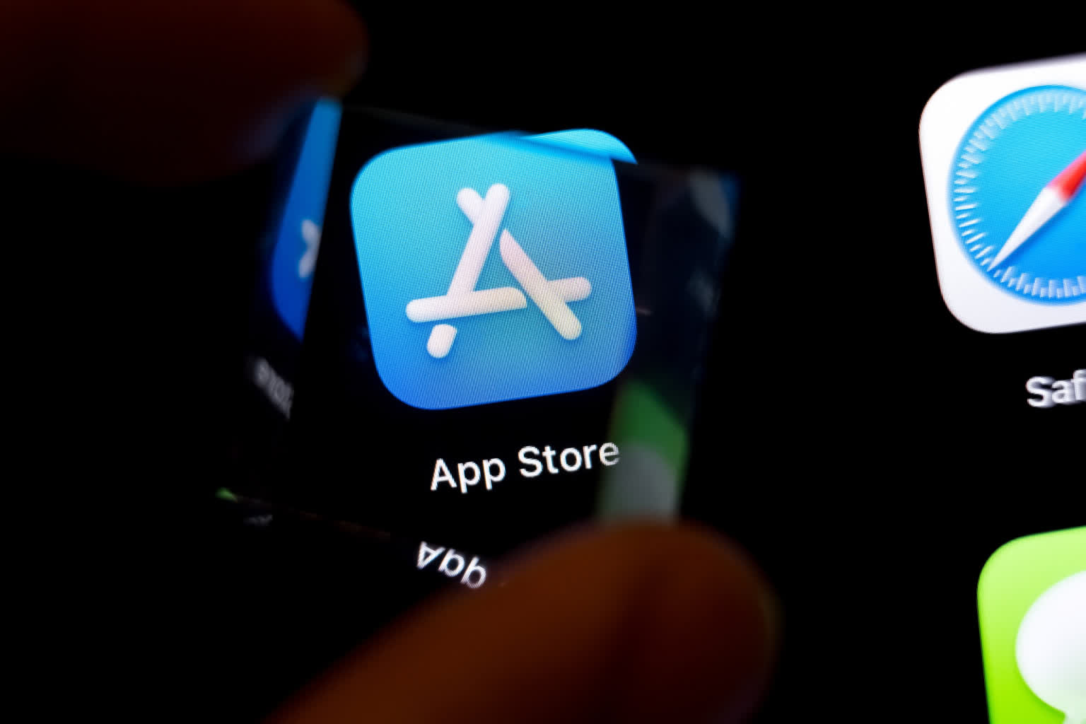 Apple quyết 'móc ví' người dùng tải ứng dụng ngoài App Store - Ảnh 1.