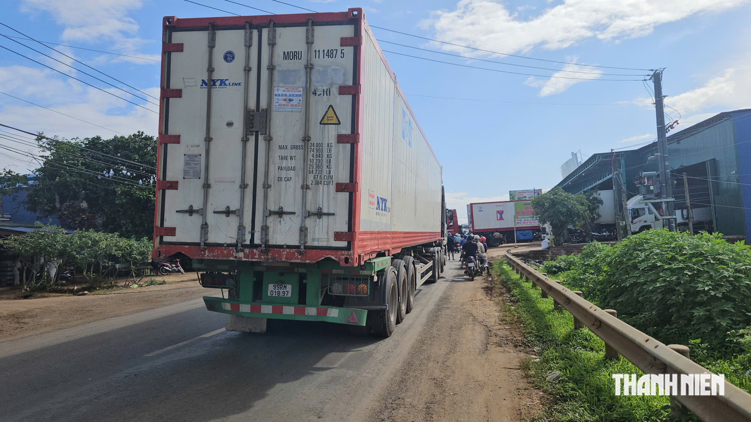 Quốc lộ kẹt cứng do xe chở sầu riêng- Ảnh 2.