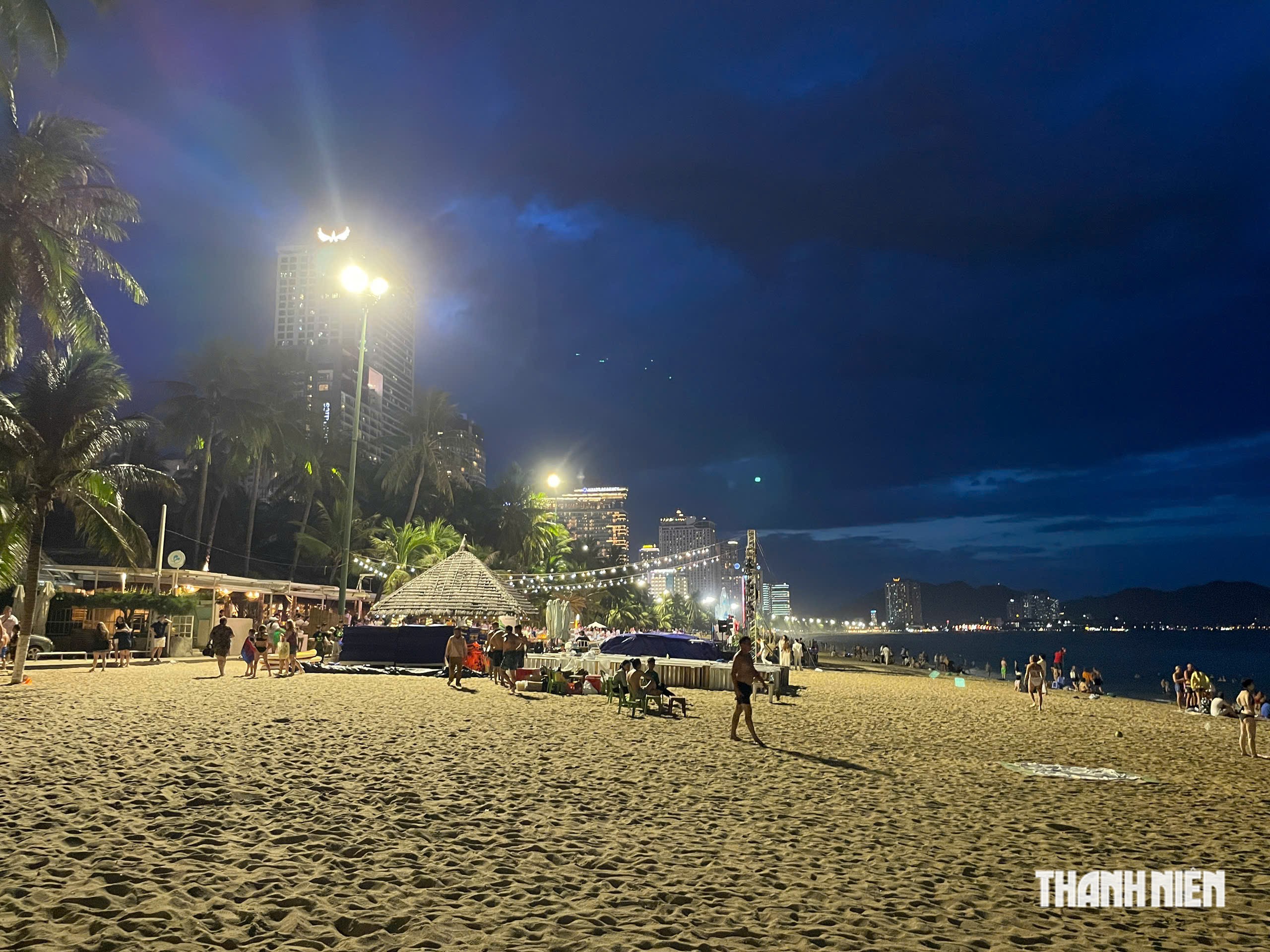 Bãi biển Nha Trang như thế nào sau 'lệnh' tạm dừng dịch vụ đêm?- Ảnh 3.