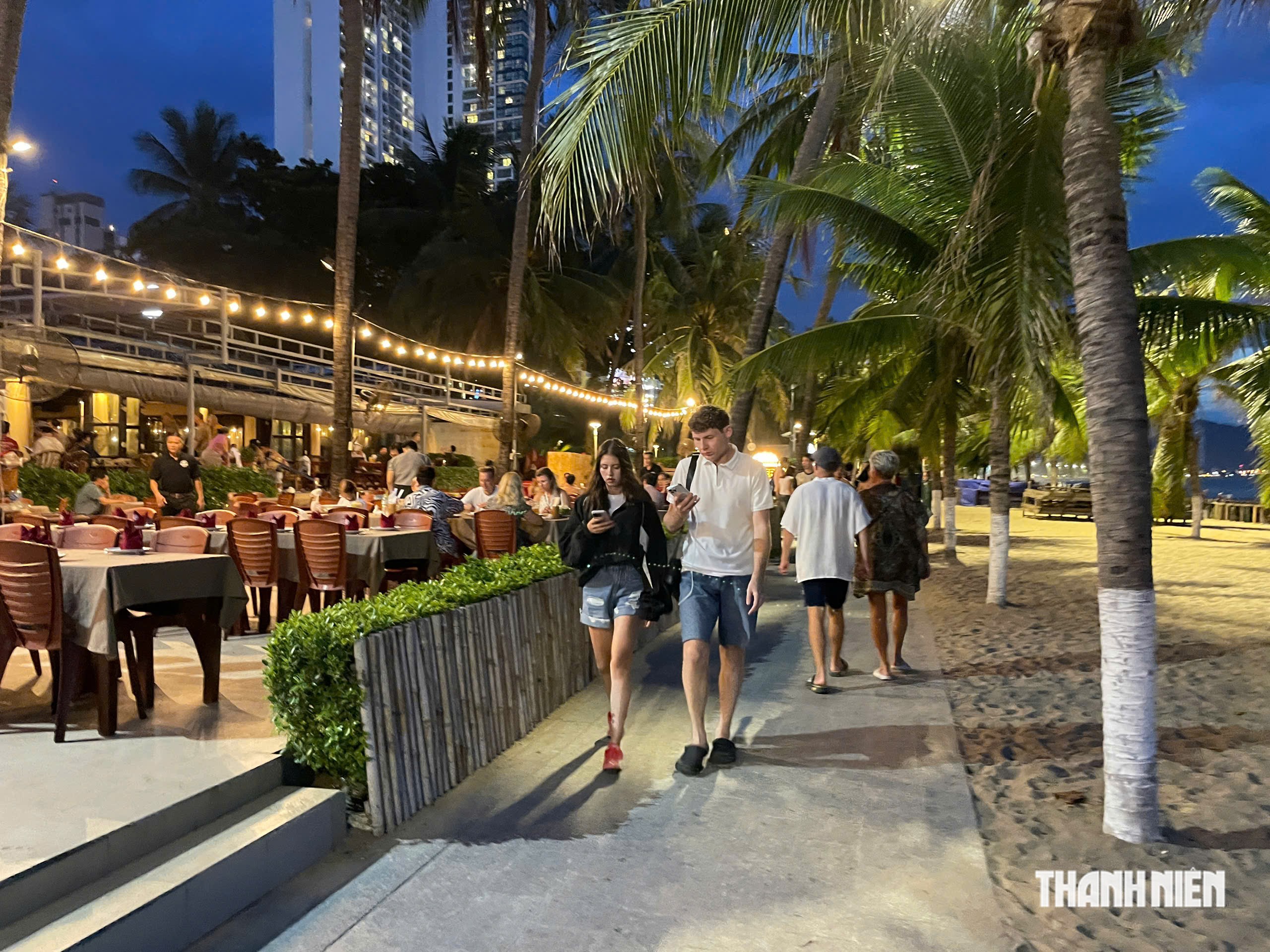 Bãi biển Nha Trang như thế nào sau 'lệnh' tạm dừng dịch vụ đêm?- Ảnh 1.