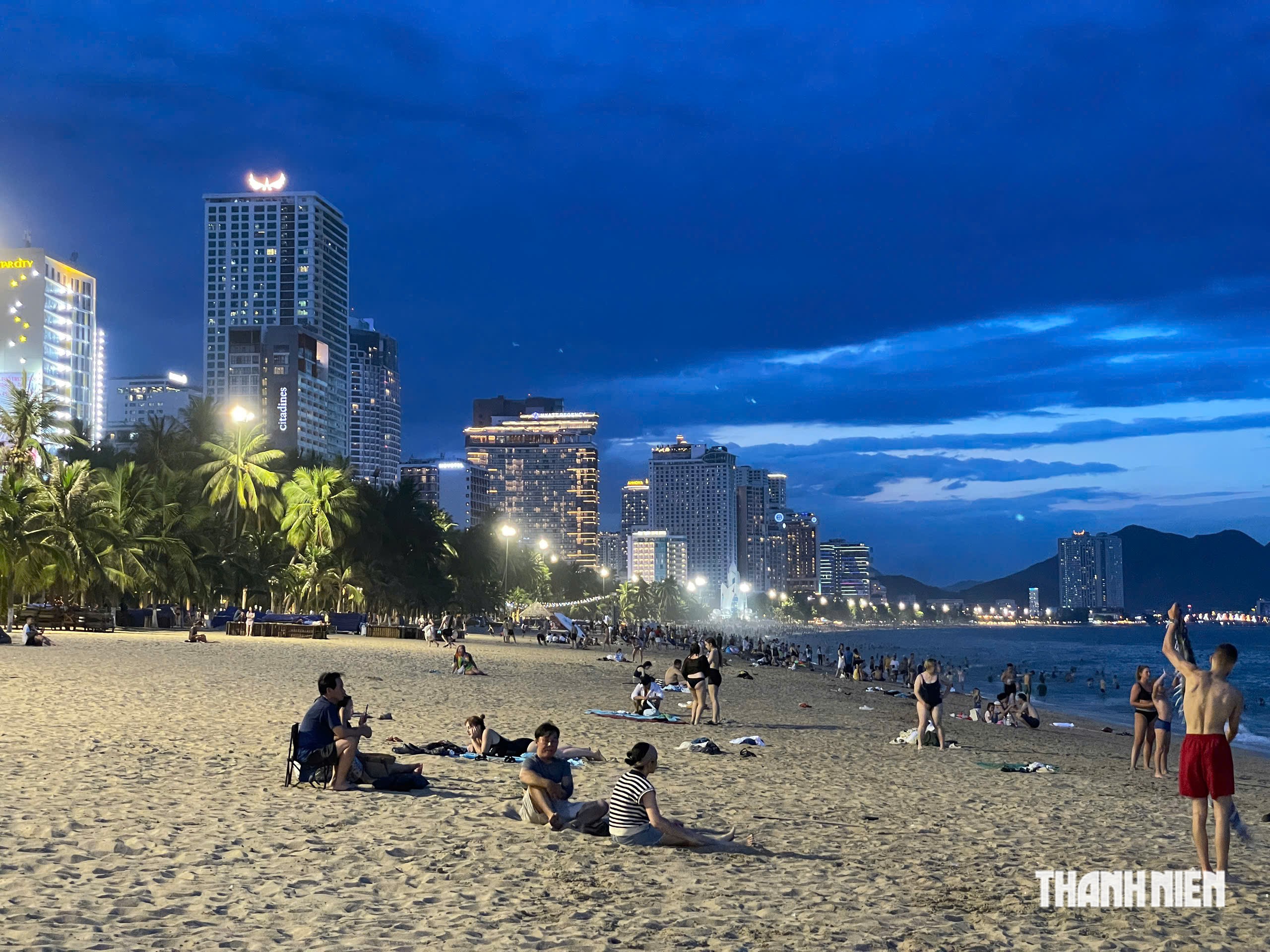Bãi biển Nha Trang như thế nào sau 'lệnh' tạm dừng dịch vụ đêm?- Ảnh 6.
