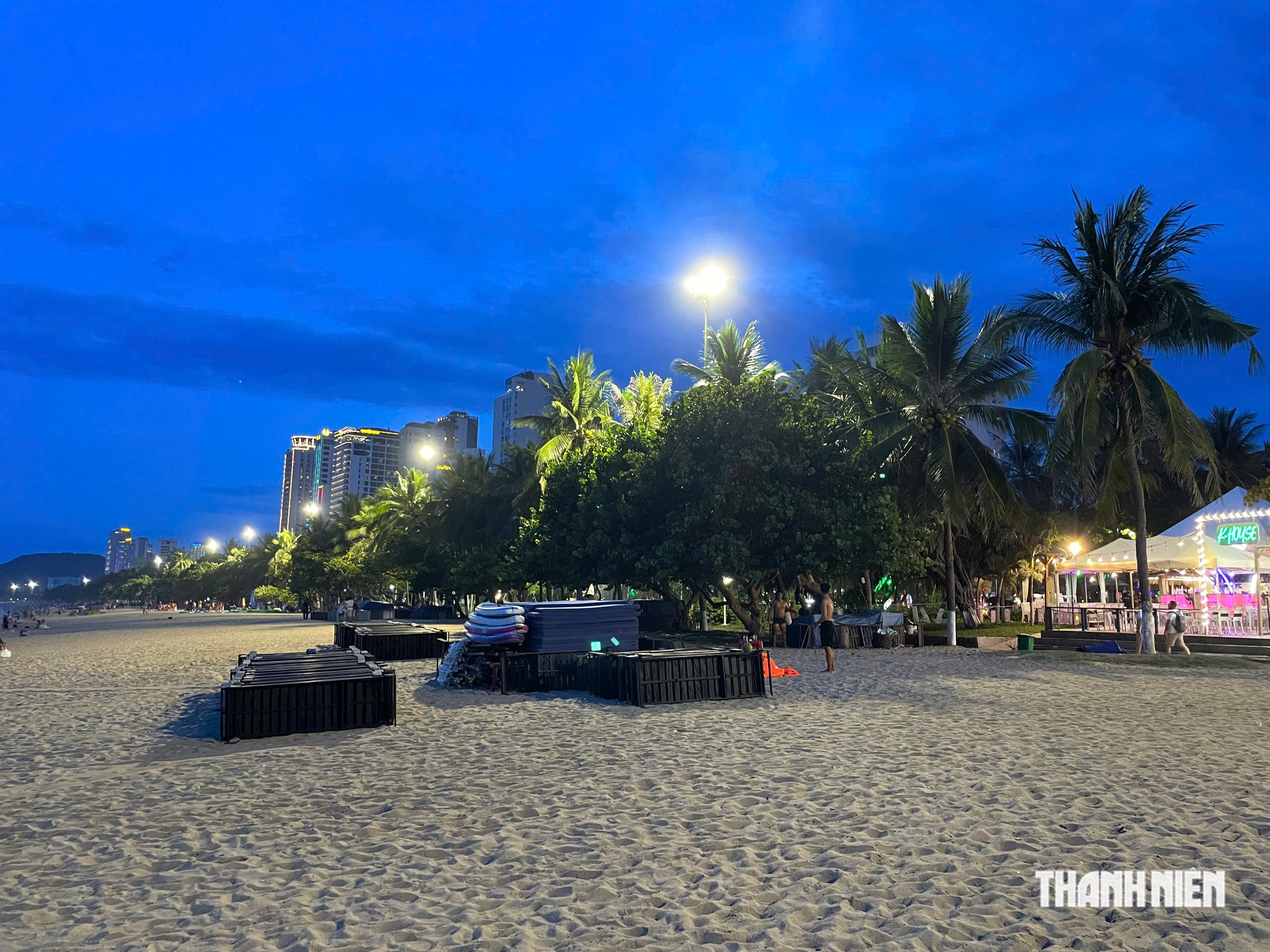 Bãi biển Nha Trang như thế nào sau 'lệnh' tạm dừng dịch vụ đêm?- Ảnh 2.