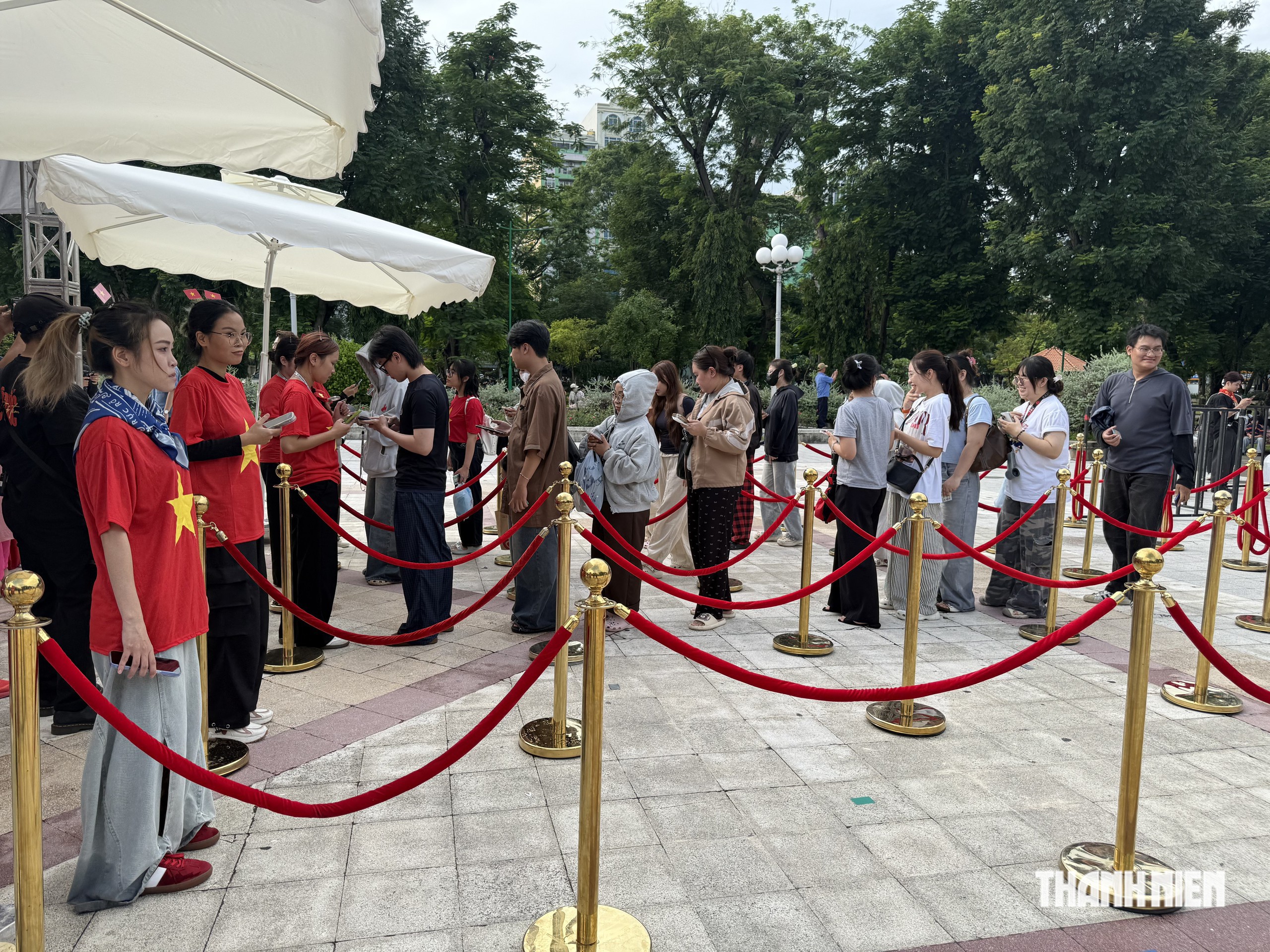 Rần rần xếp h&agrave;ng d&agrave;i từ tờ mờ s&aacute;ng để nhận v&eacute; xem concert quốc gia - Ảnh 4.